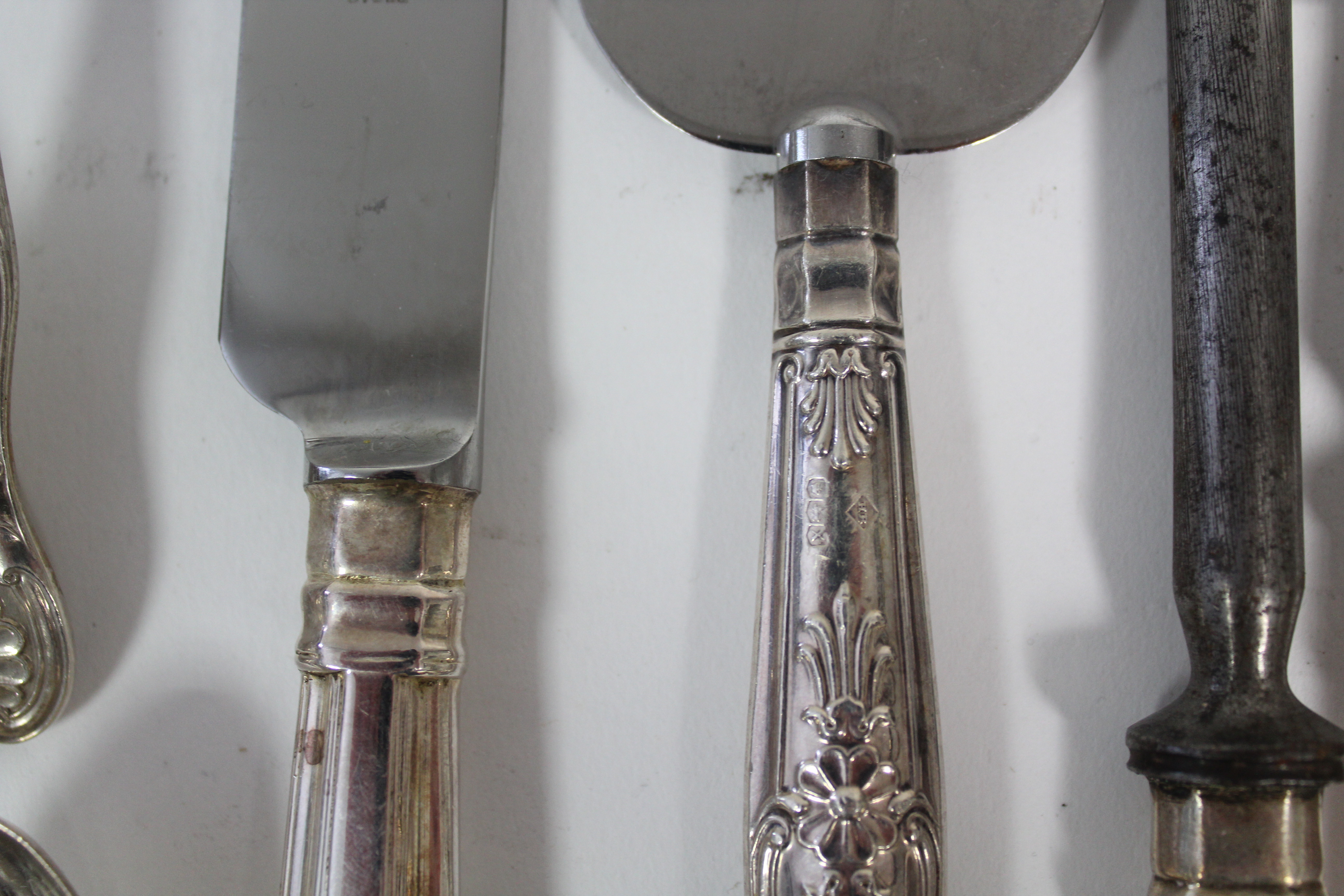 A GEORGE V SILVER PART SERVICE OF KING'S PATTERN FLATWARE, comprising: three table spoons, nine - Image 7 of 7