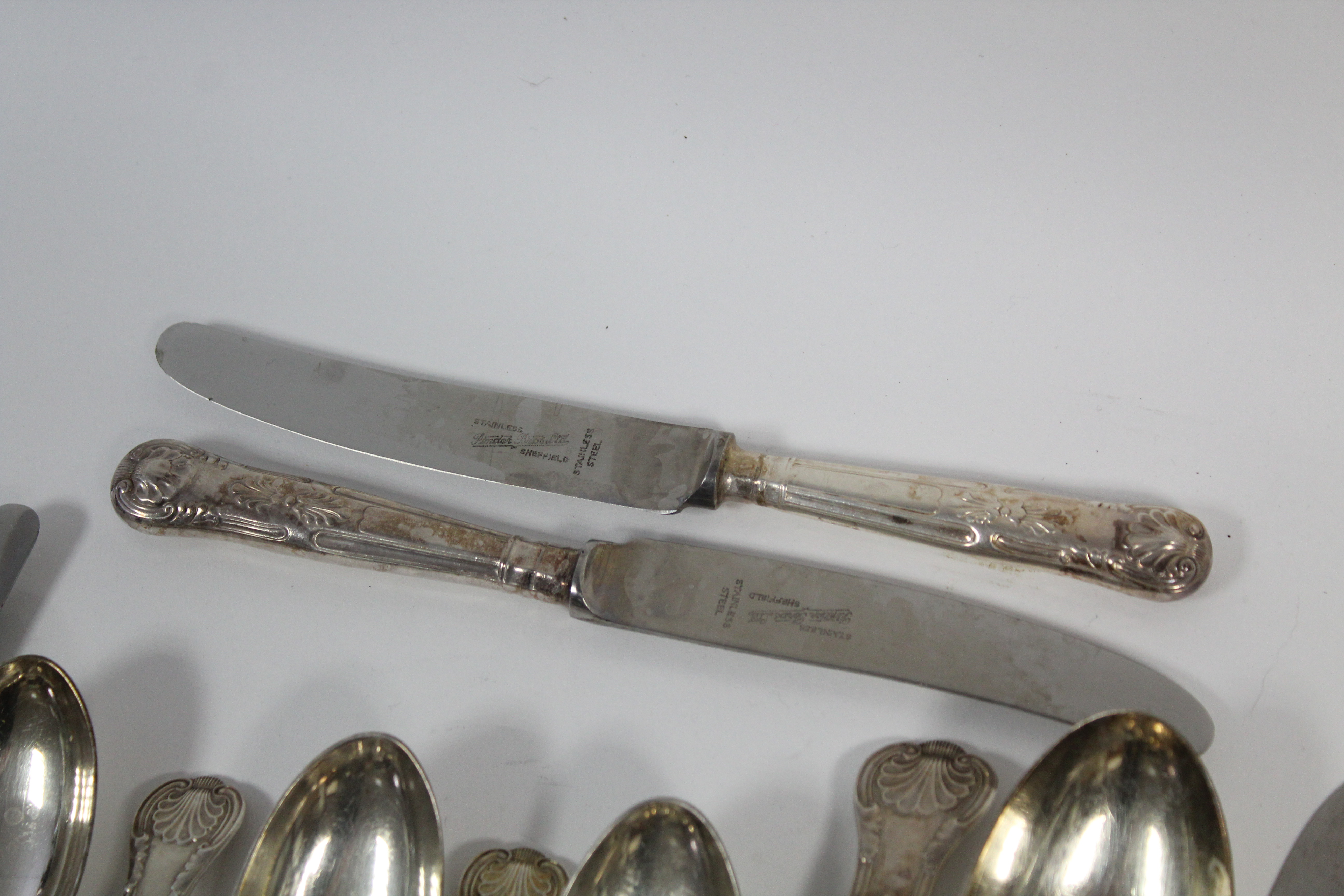 A GEORGE V SILVER PART SERVICE OF KING'S PATTERN FLATWARE, comprising: three table spoons, nine - Image 3 of 7