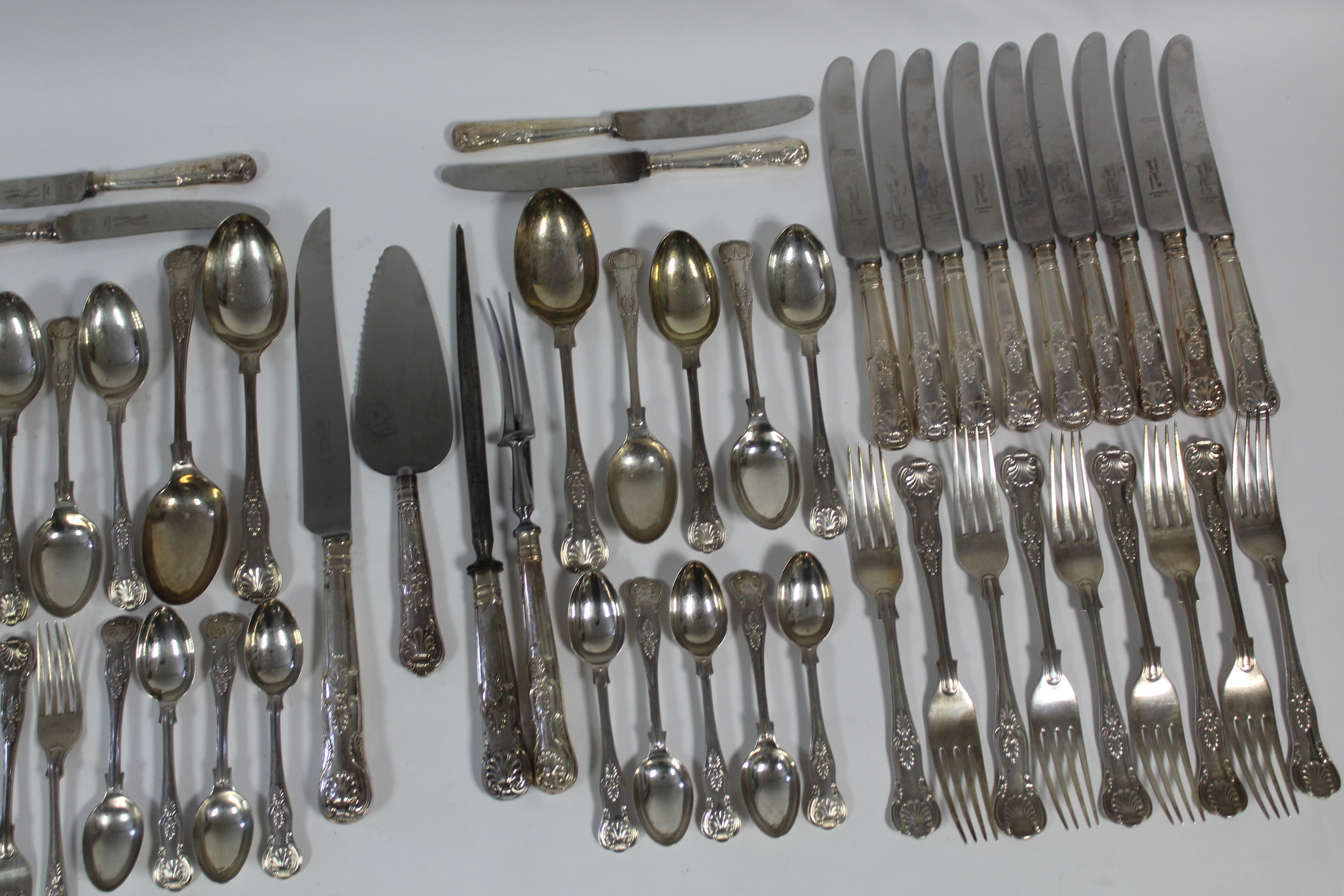 A GEORGE V SILVER PART SERVICE OF KING'S PATTERN FLATWARE, comprising: three table spoons, nine - Image 4 of 7