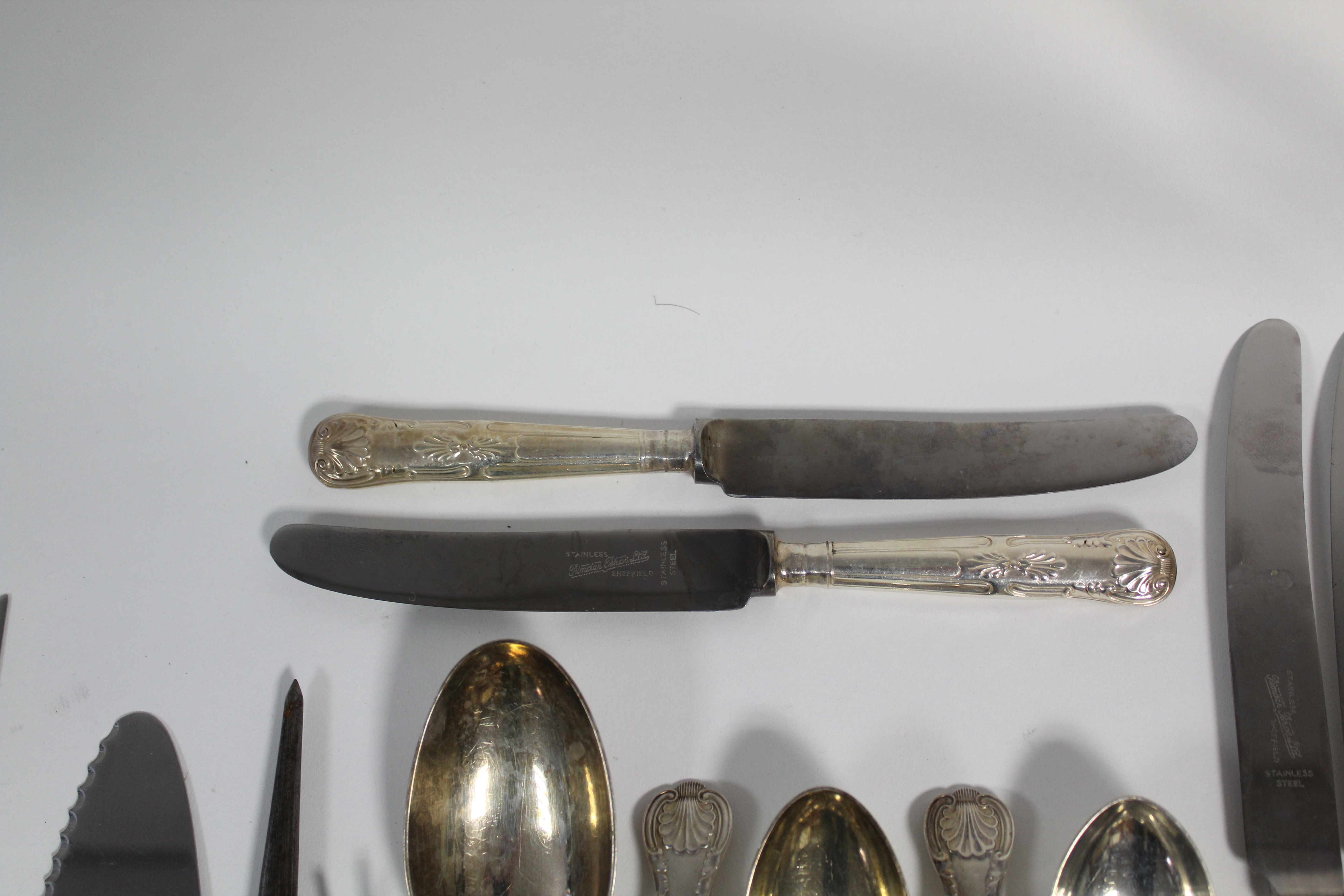 A GEORGE V SILVER PART SERVICE OF KING'S PATTERN FLATWARE, comprising: three table spoons, nine - Image 5 of 7