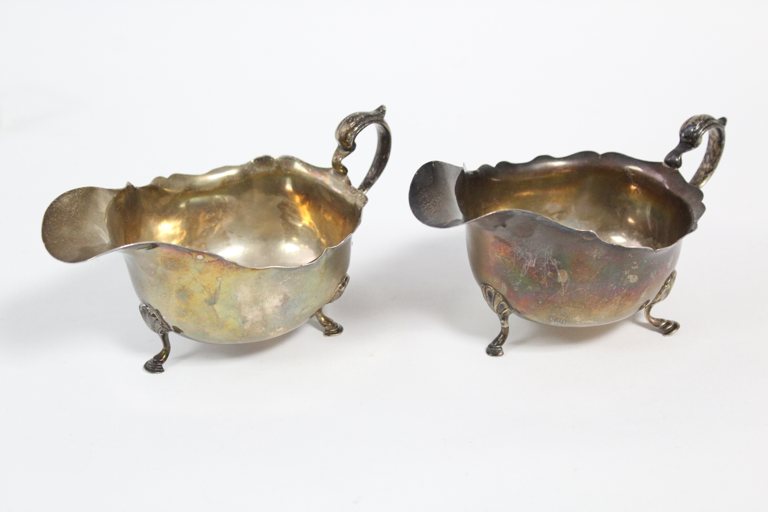 A pair of 18th century style silver oval sauce boats, each with cut-card rim, scroll handle & on - Image 3 of 6