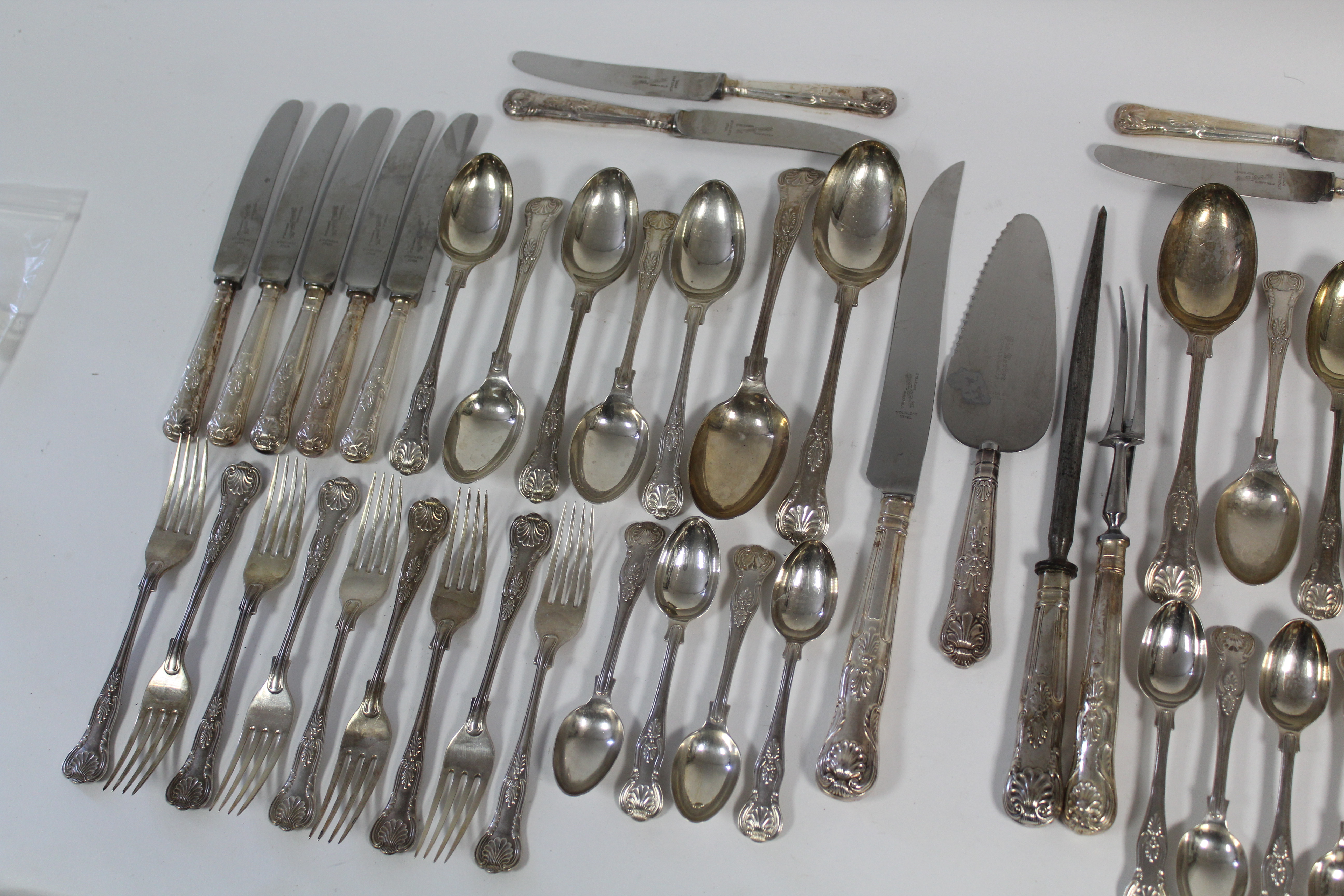 A GEORGE V SILVER PART SERVICE OF KING'S PATTERN FLATWARE, comprising: three table spoons, nine - Image 2 of 7