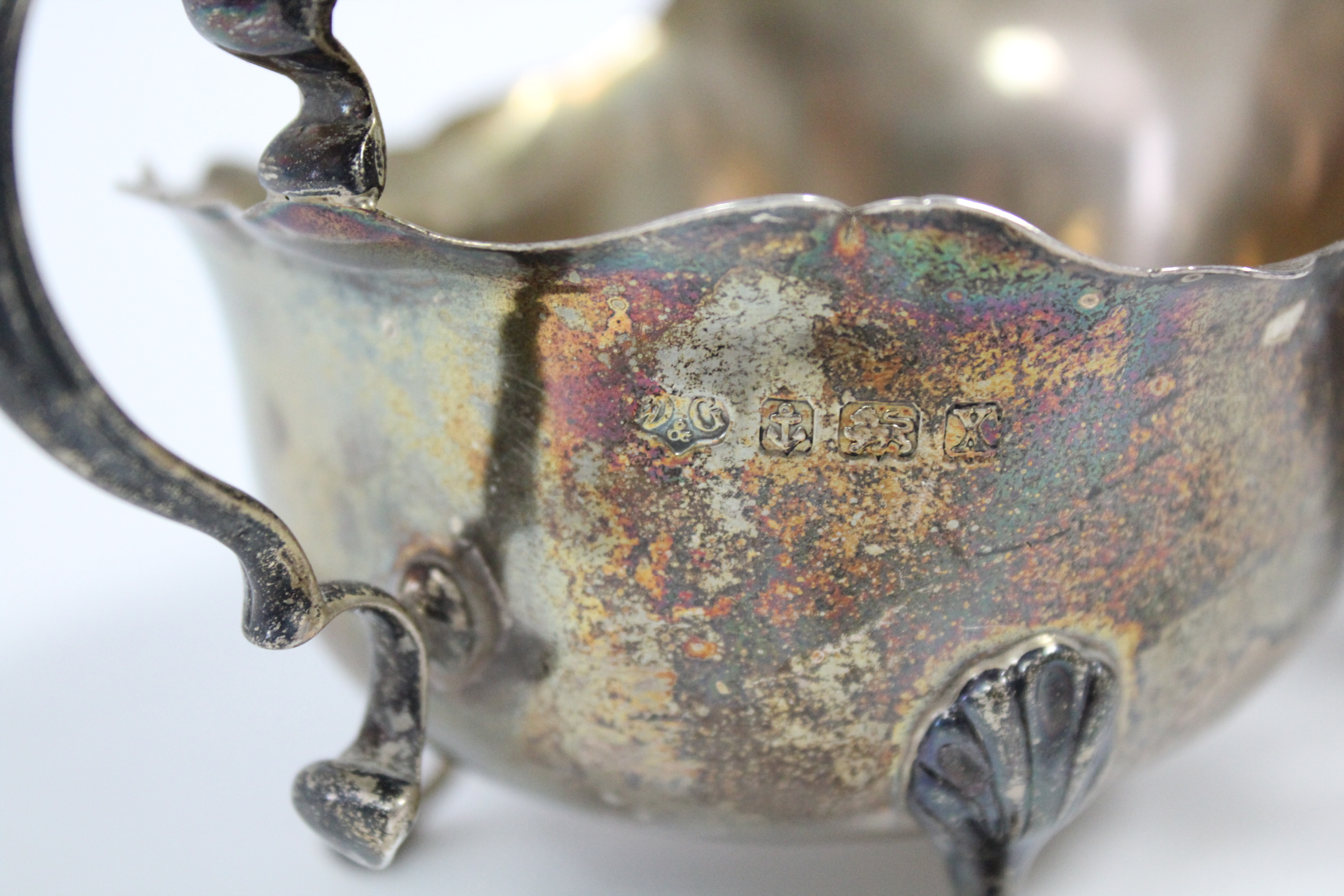 A pair of 18th century style silver oval sauce boats, each with cut-card rim, scroll handle & on - Image 5 of 6