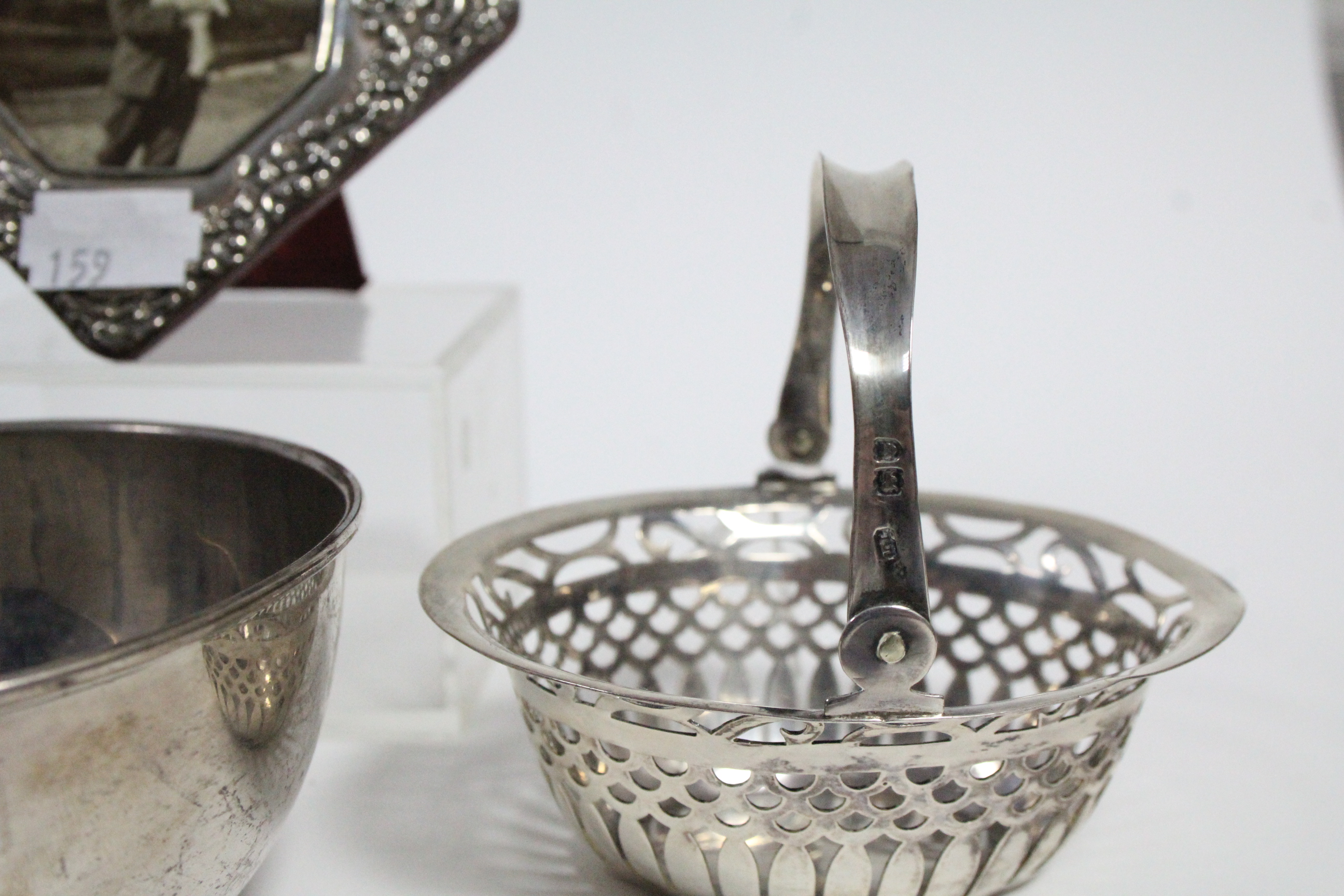 An Edwardian silver cream jug, 3¼" high, Sheffield 1903; a George V silver sugar bowl, 3 ¾" diameter - Image 3 of 5