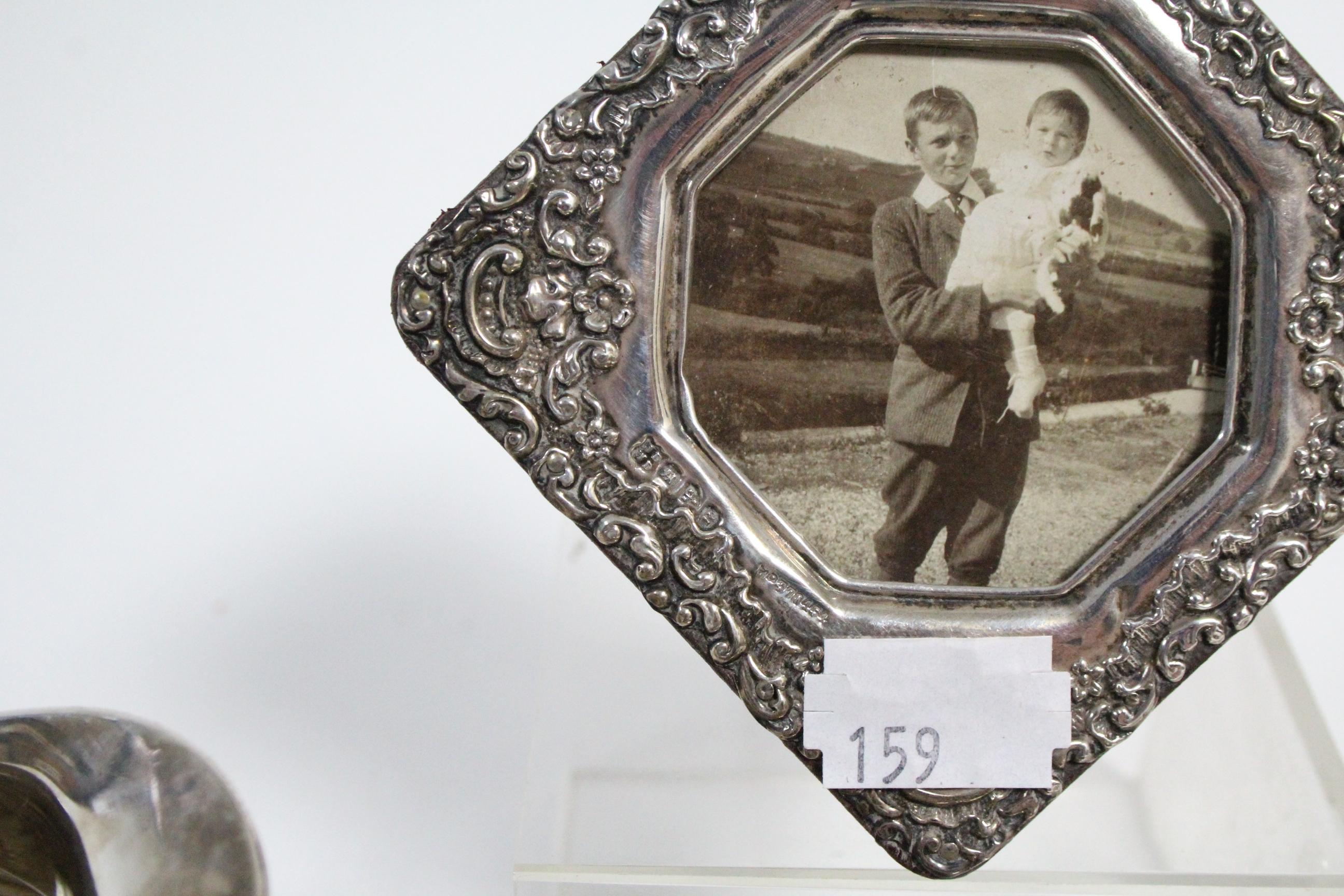 An Edwardian silver cream jug, 3¼" high, Sheffield 1903; a George V silver sugar bowl, 3 ¾" diameter - Image 5 of 5