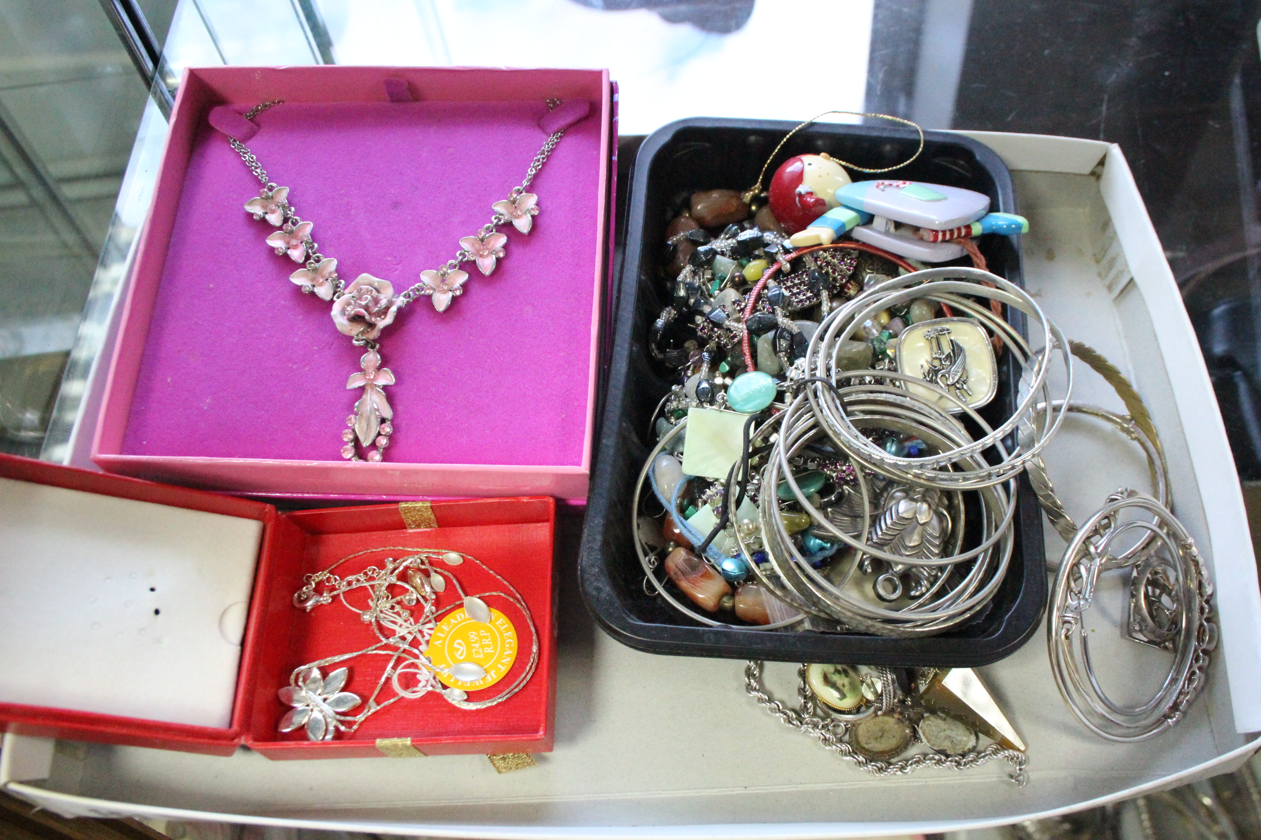 Various items of silver & costume jewellery.
