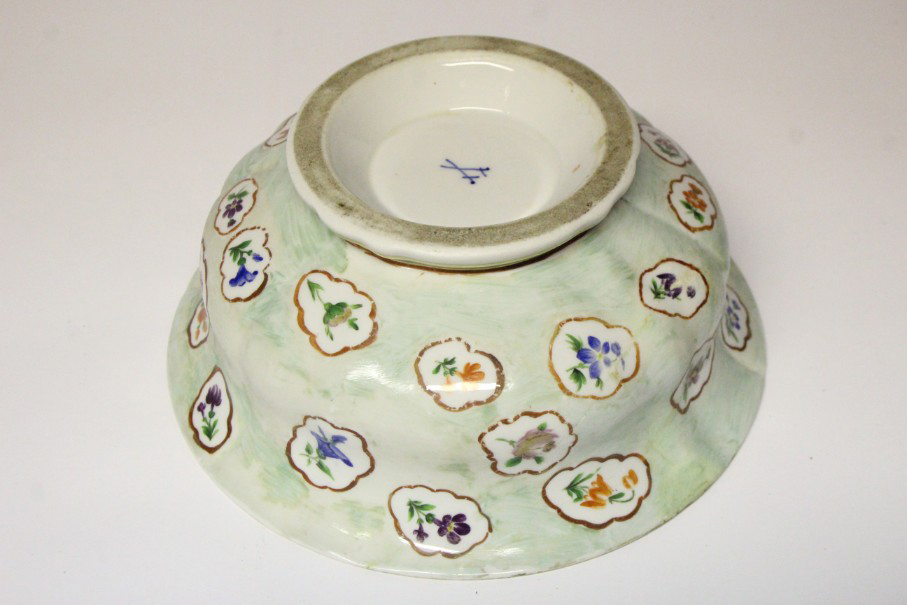 A 19th century Meissen porcelain circular bowl with painted bird design to centre & with floral - Bild 4 aus 4