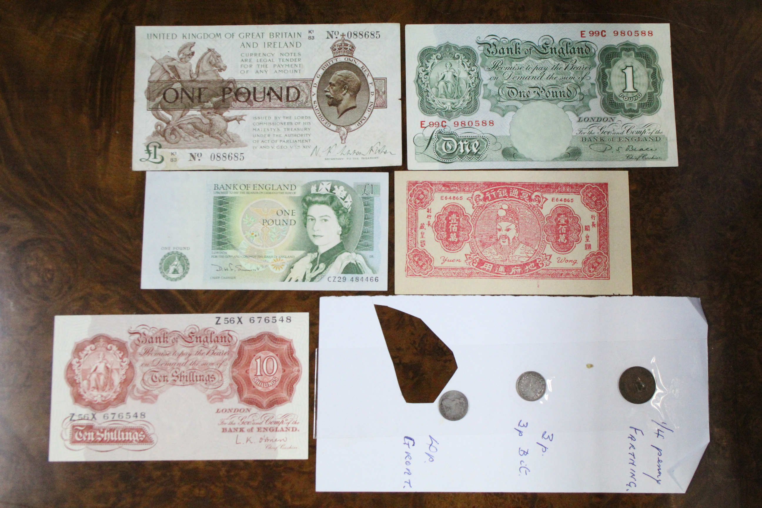 A £1 note (Warren Fisher, 1919-1933); another (Beale, 1948-62); a 10/- note (O’Brien, 1948-62); a