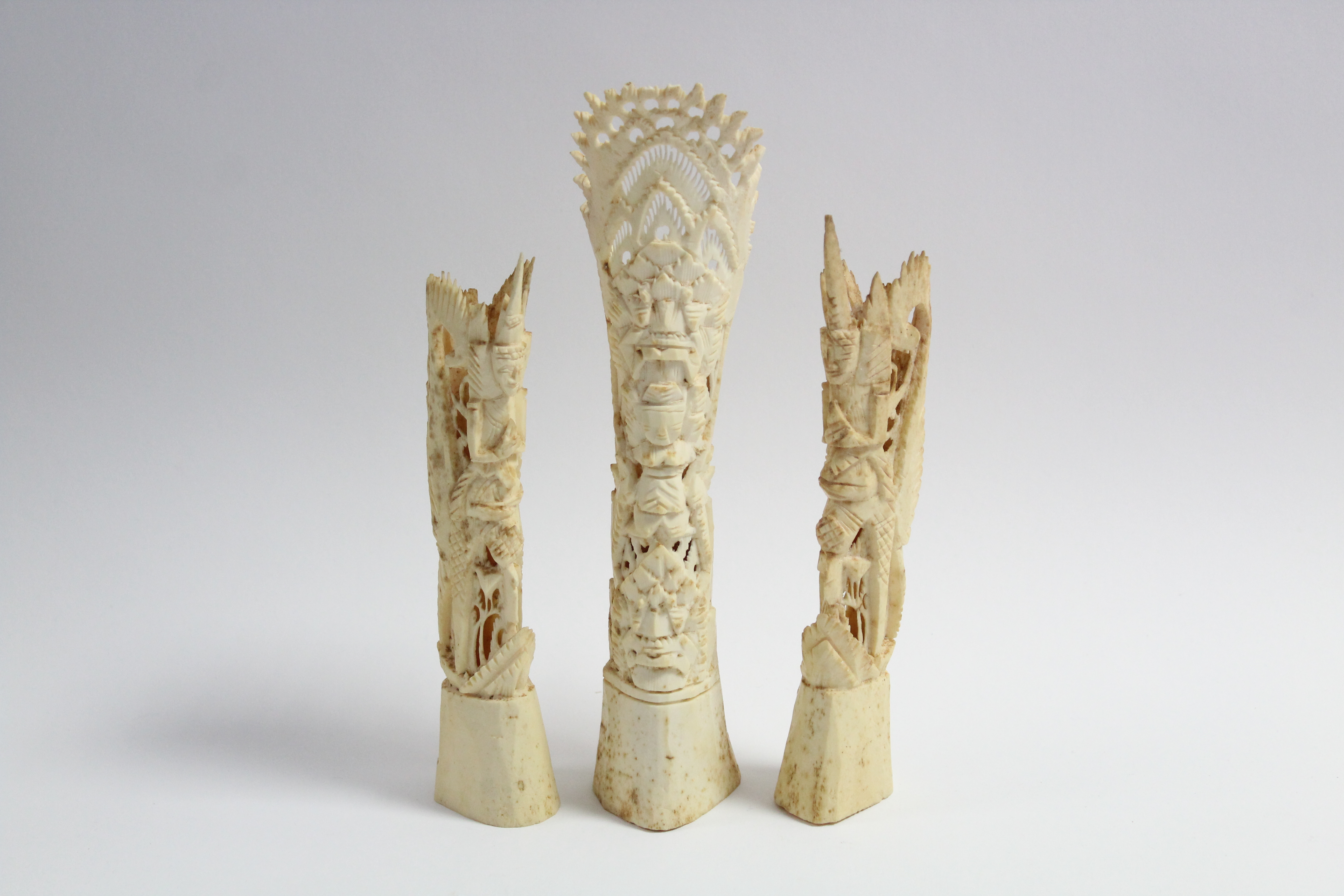 An ivory shoehorn with bust handle; a pair of carved ivory napkin rings; three ivory brooches; & - Image 3 of 3