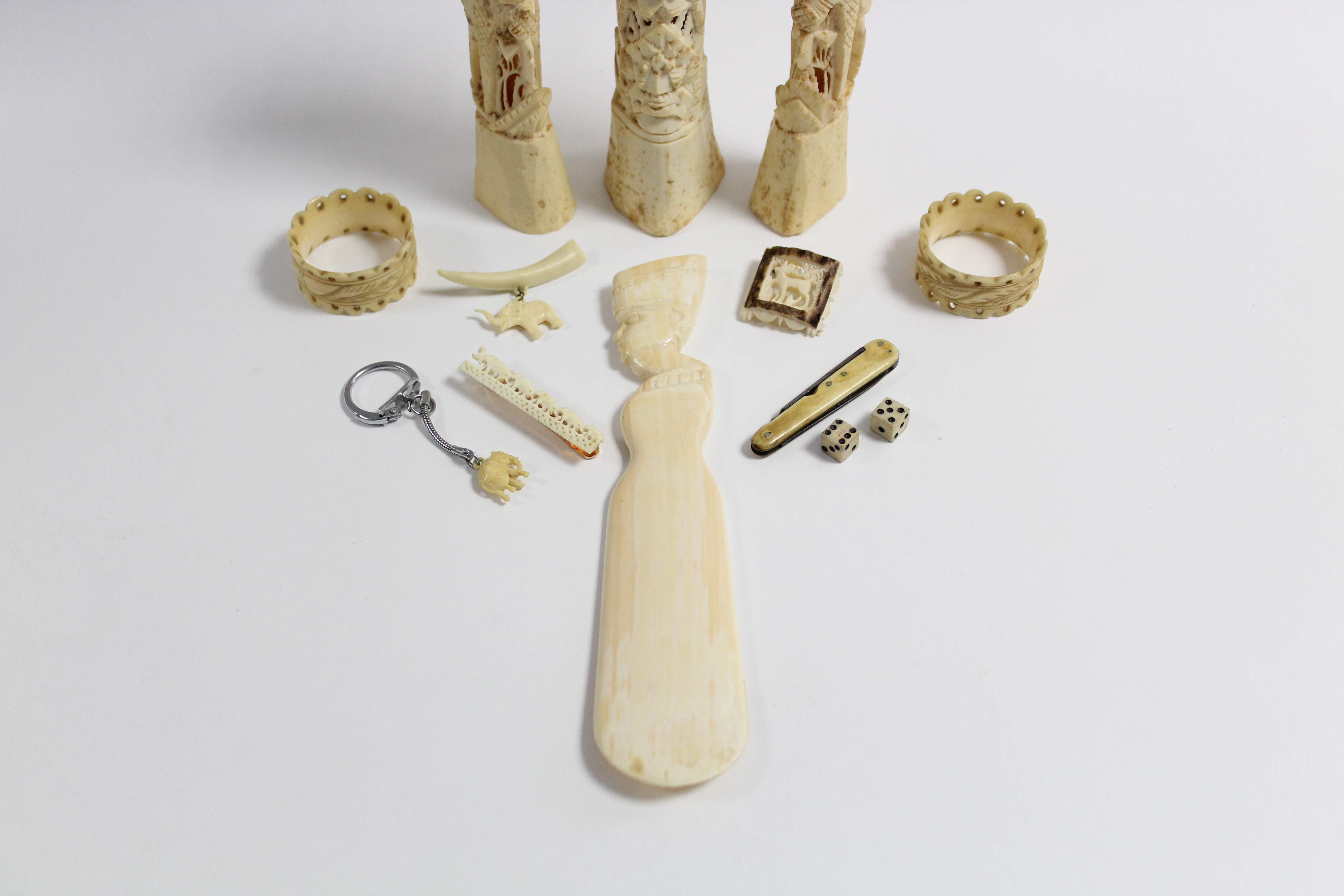 An ivory shoehorn with bust handle; a pair of carved ivory napkin rings; three ivory brooches; & - Image 2 of 3