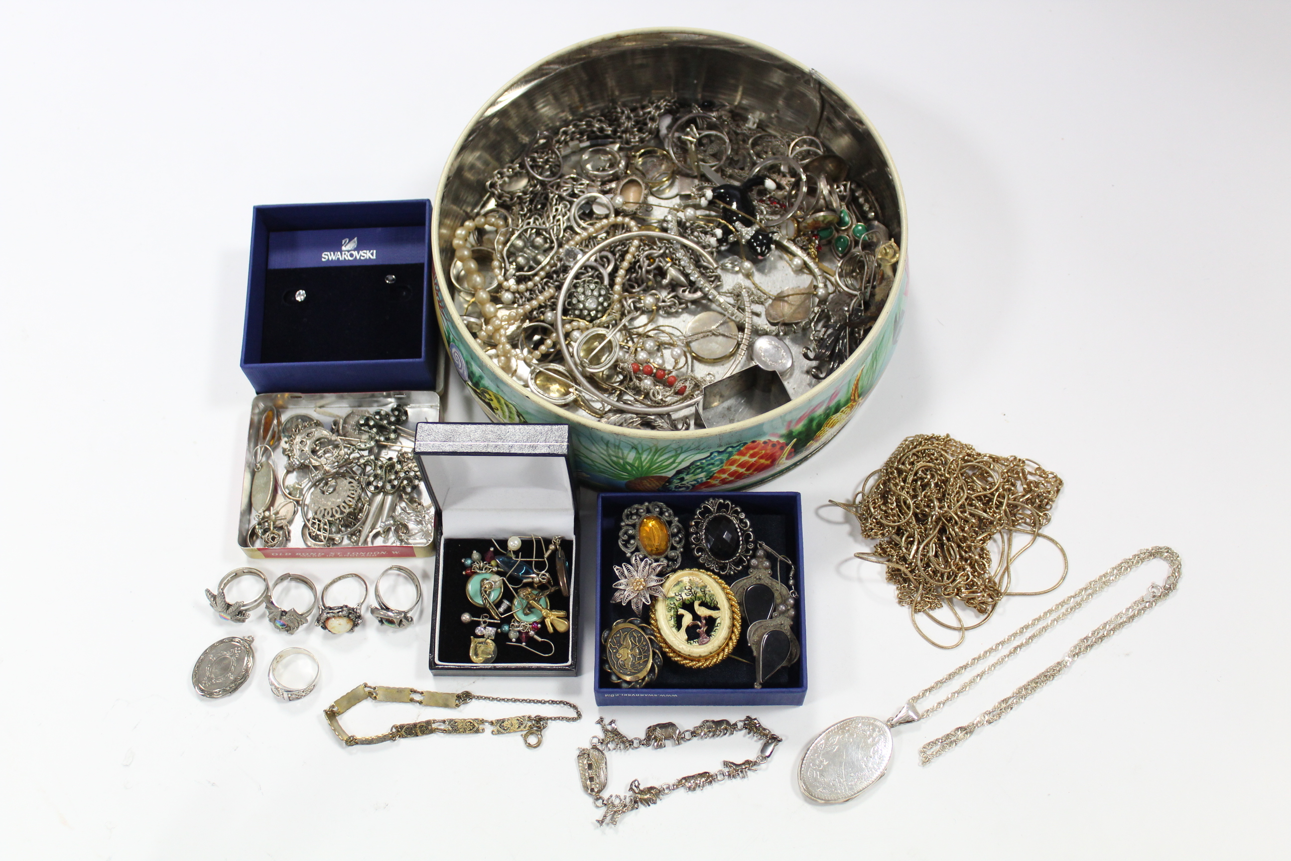 Various items of silver jewellery & costume jewellery.