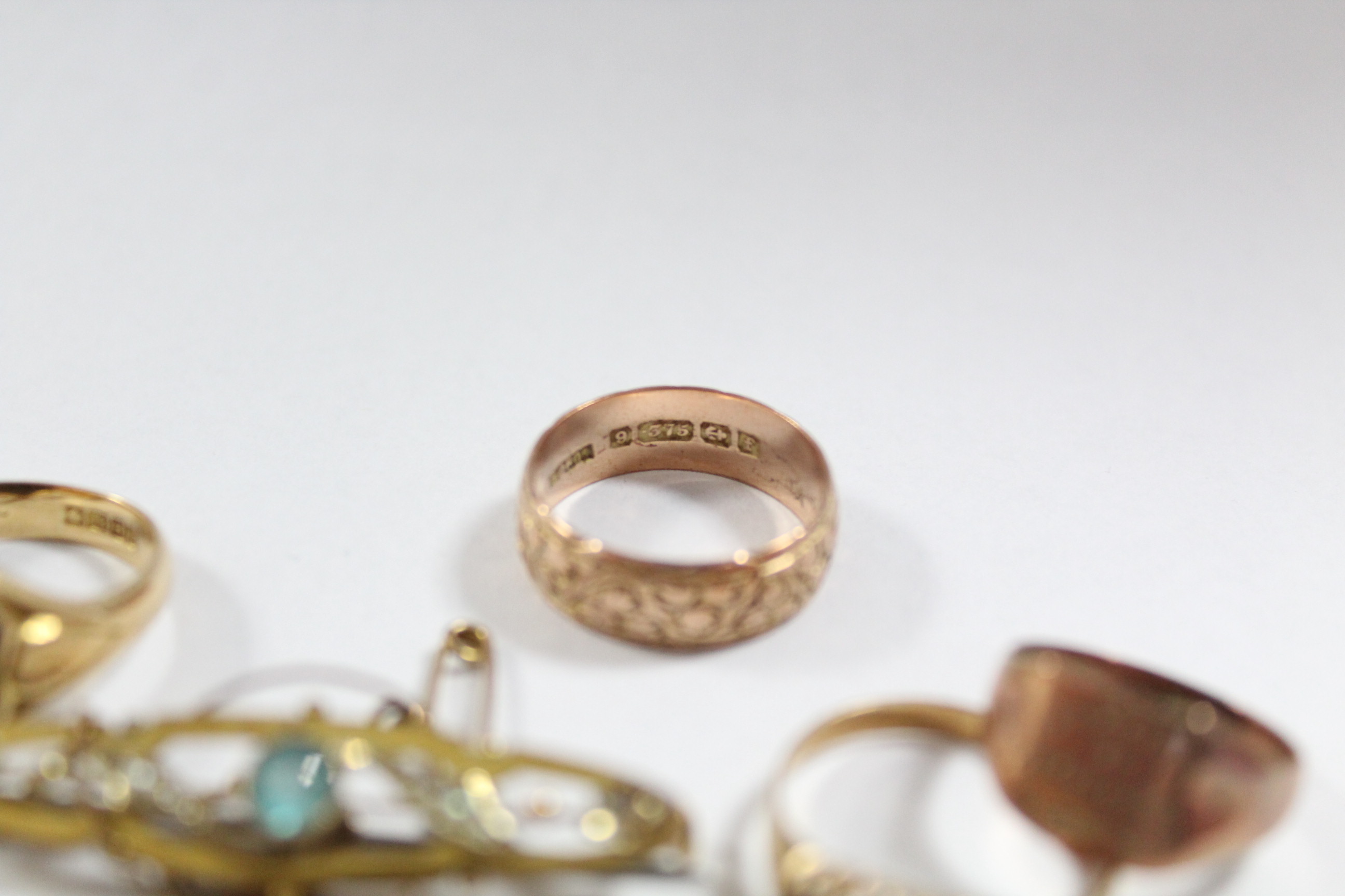 Two 18ct. gold dress rings; & a yellow-metal bar brooch. - Image 5 of 8