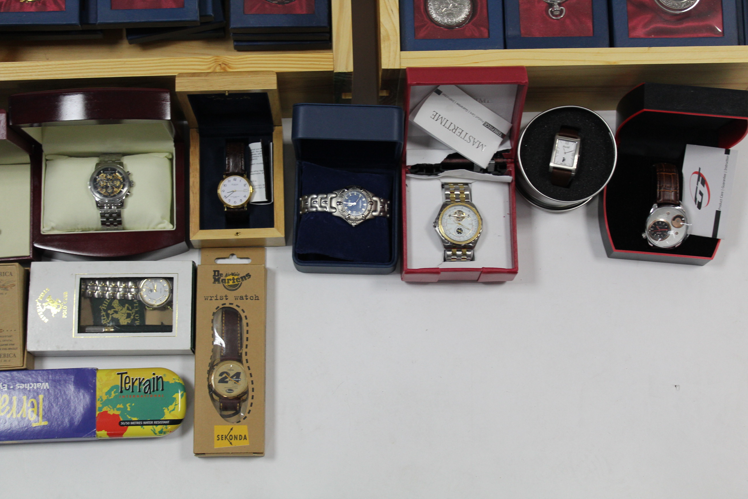 Approximately one hundred various modern pocket watches & wristwatches, & various magazines relating - Image 6 of 7