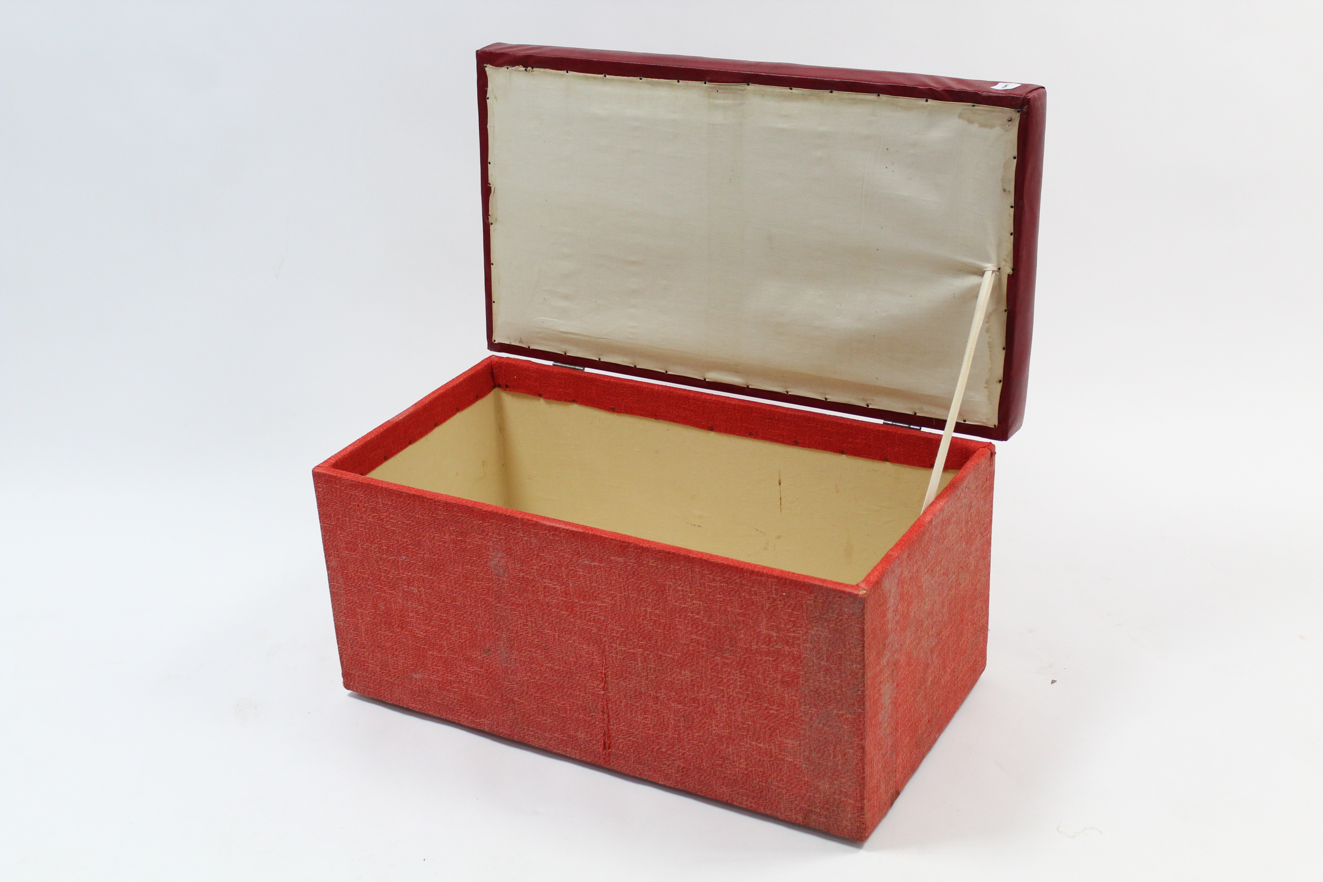 A crimson upholstered box ottoman with hinged lift-lid, 31” wide. - Bild 2 aus 2