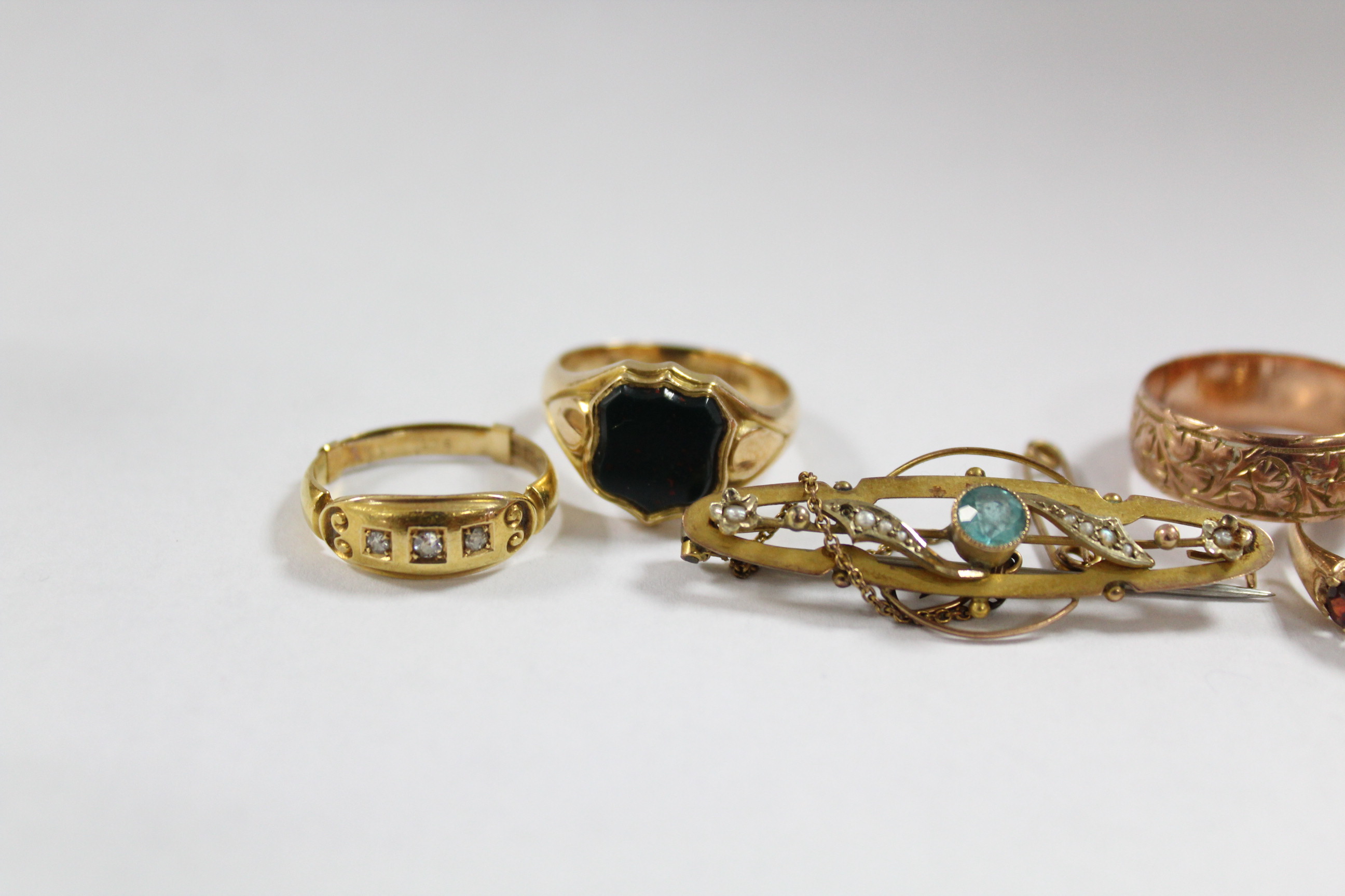 Two 18ct. gold dress rings; & a yellow-metal bar brooch. - Image 2 of 8