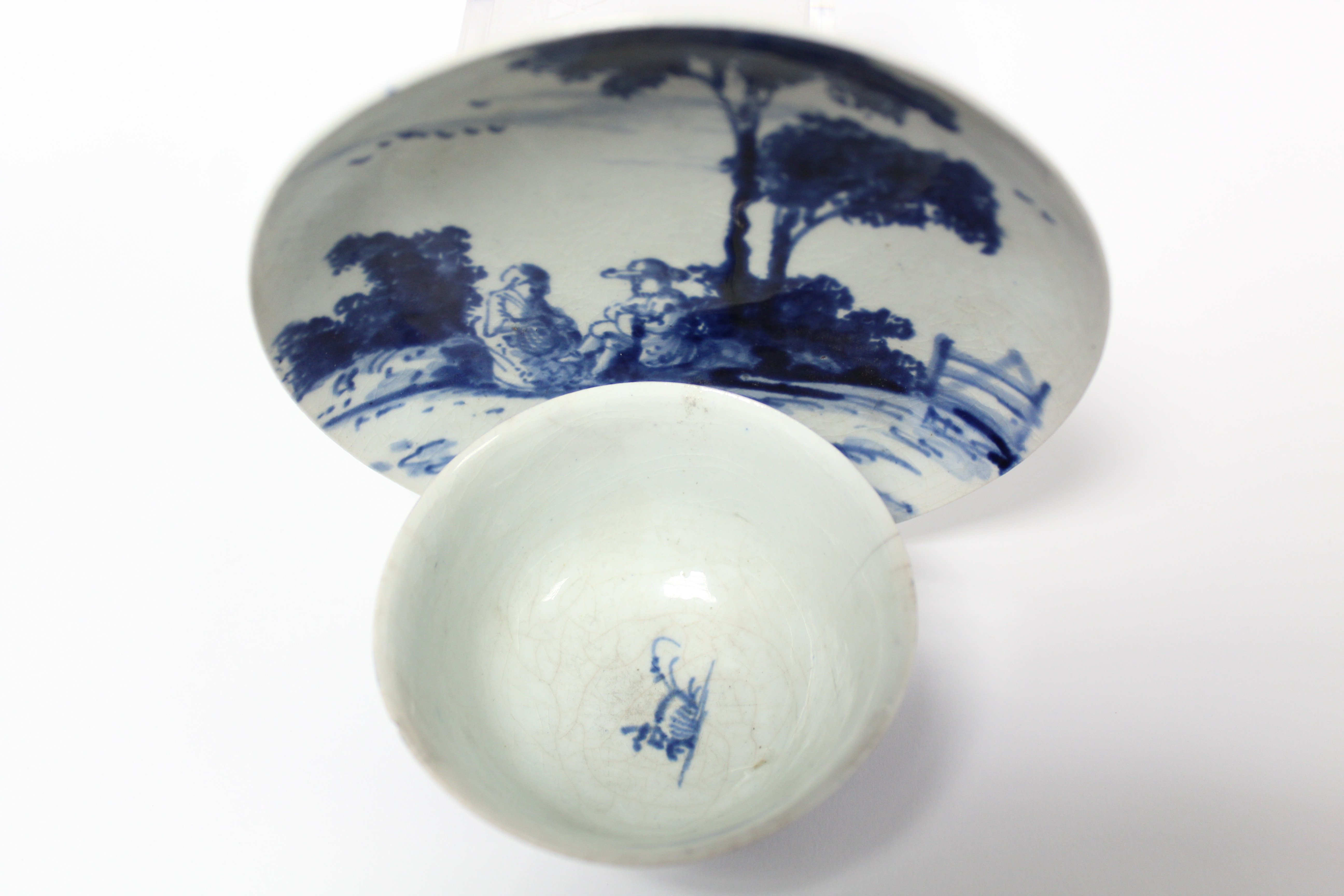 AN 18th CENTURY VAUXHALL PORCELAIN TEABOWL & SAUCER, painted in blue with European male & female - Image 5 of 15