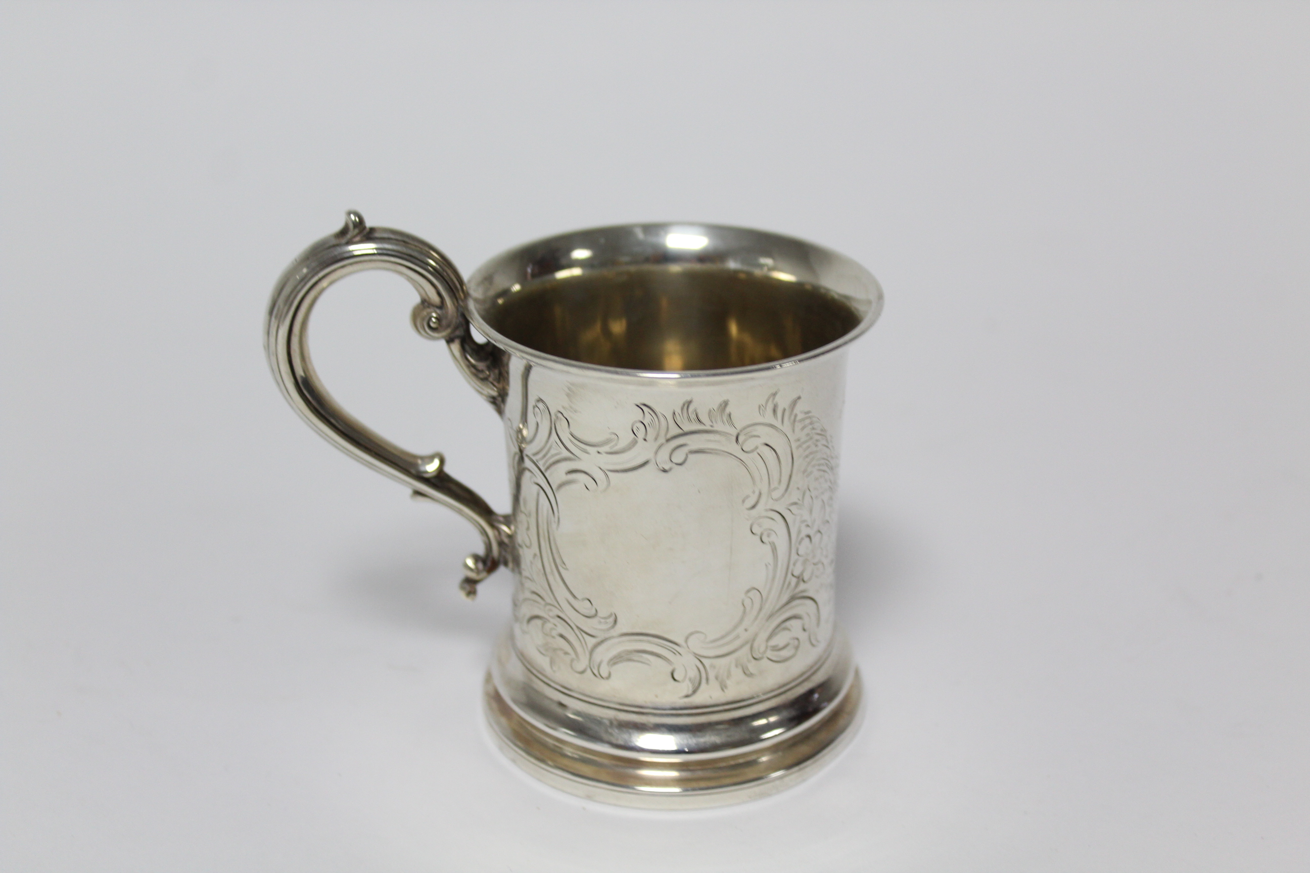 A Victorian christening mug of cylindrical form, with scroll handle & engraved figure scene of two - Image 5 of 6