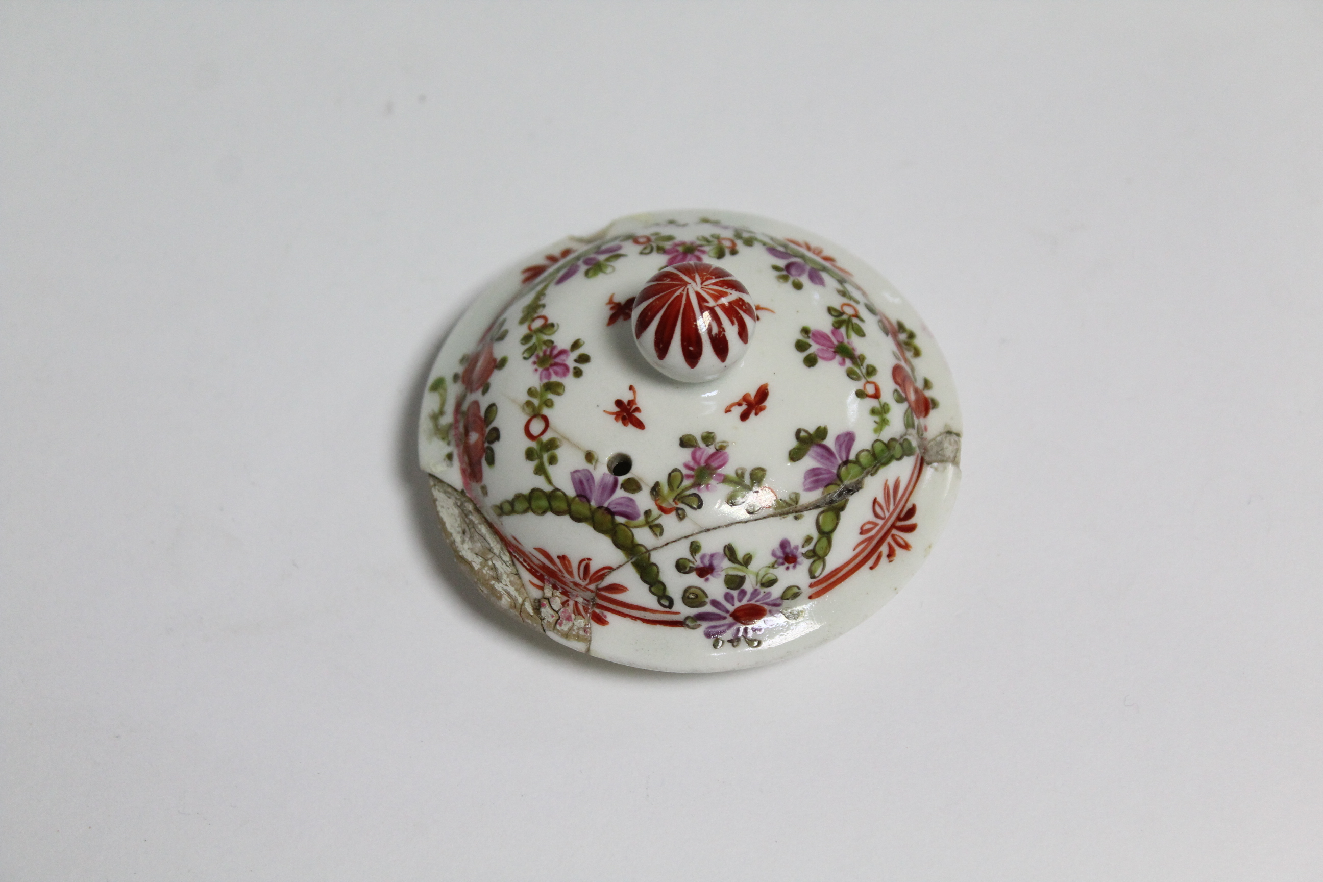 A Lowestoft porcelain round teapot with polychrome painted flowers & green foliate swags, 5½” - Image 8 of 9