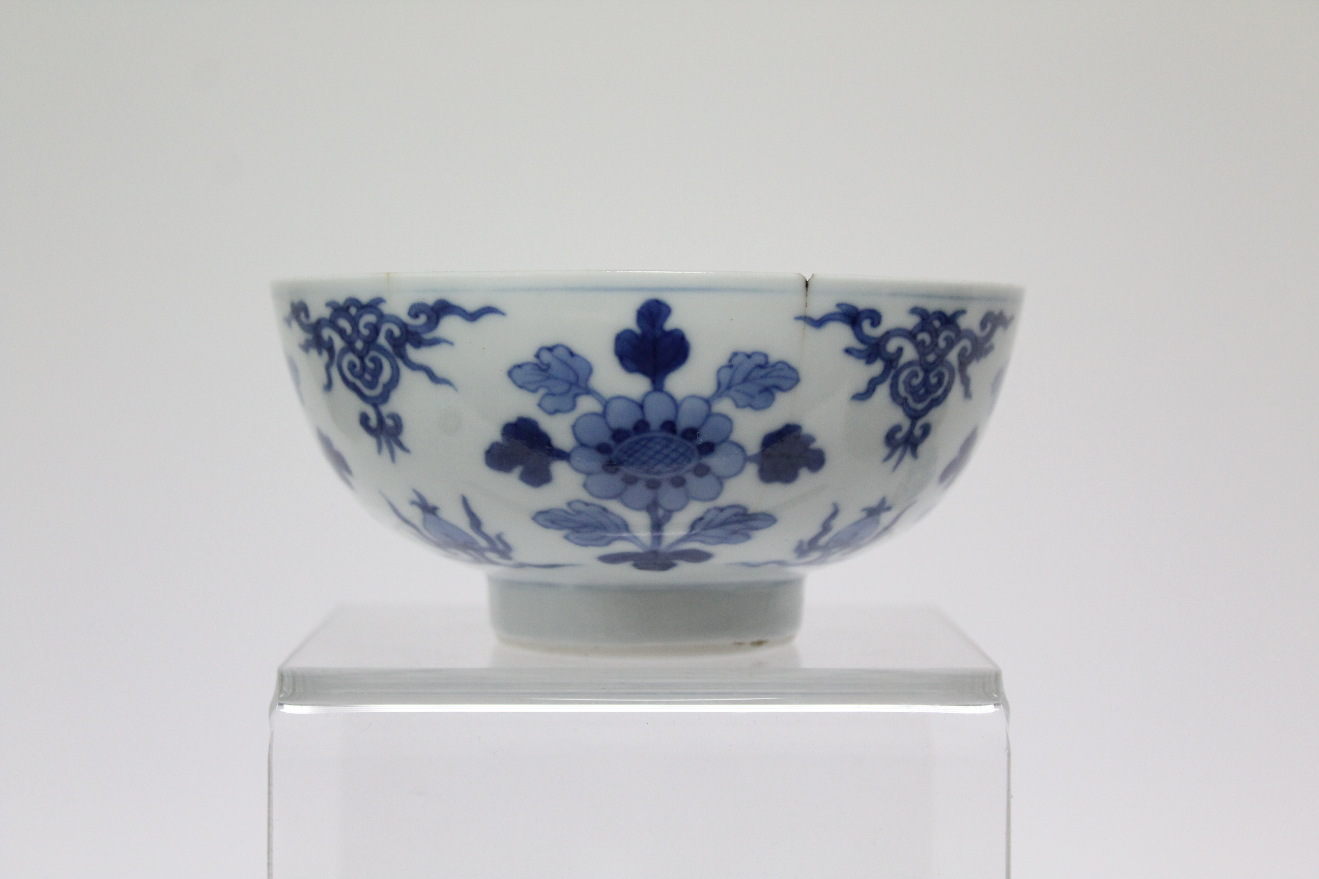 A Chinese blue & white porcelain deep bowl with lotus rim, painted with panels of deer amongst - Image 16 of 24