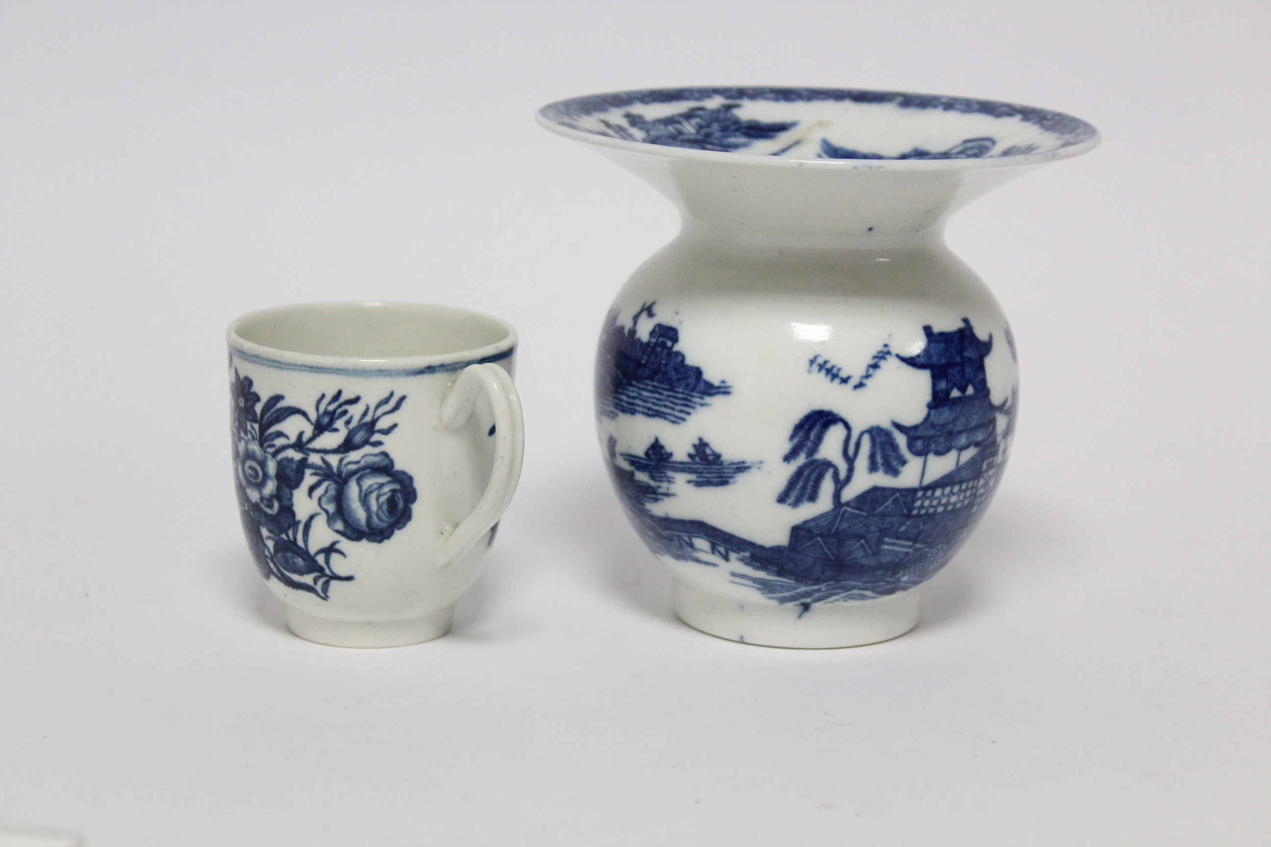 A Caughley porcelain spittoon with blue transfer Chinoiserie river landscape decoration, 4?” high ( - Image 4 of 6