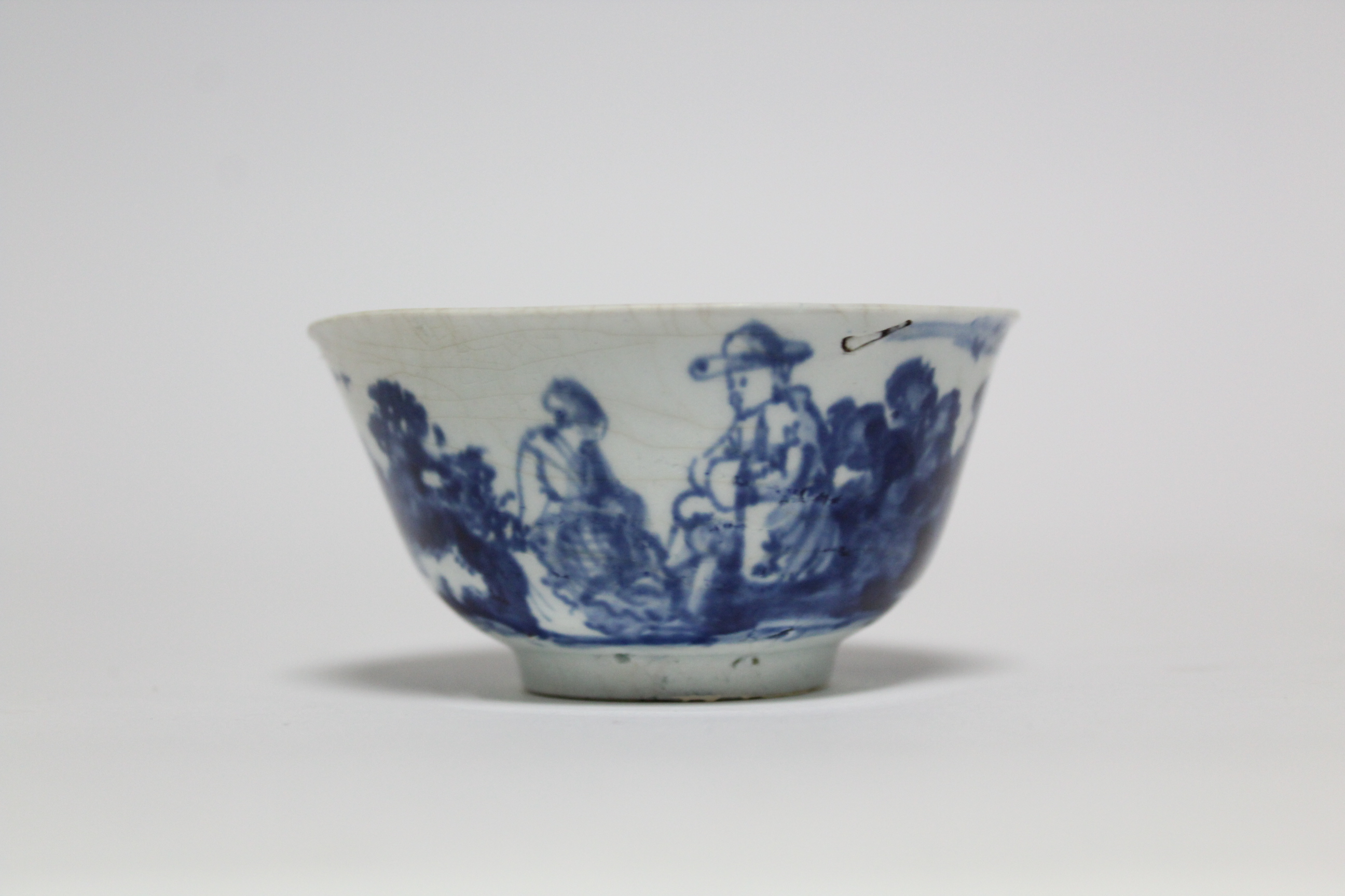 AN 18th CENTURY VAUXHALL PORCELAIN TEABOWL & SAUCER, painted in blue with European male & female - Image 11 of 15