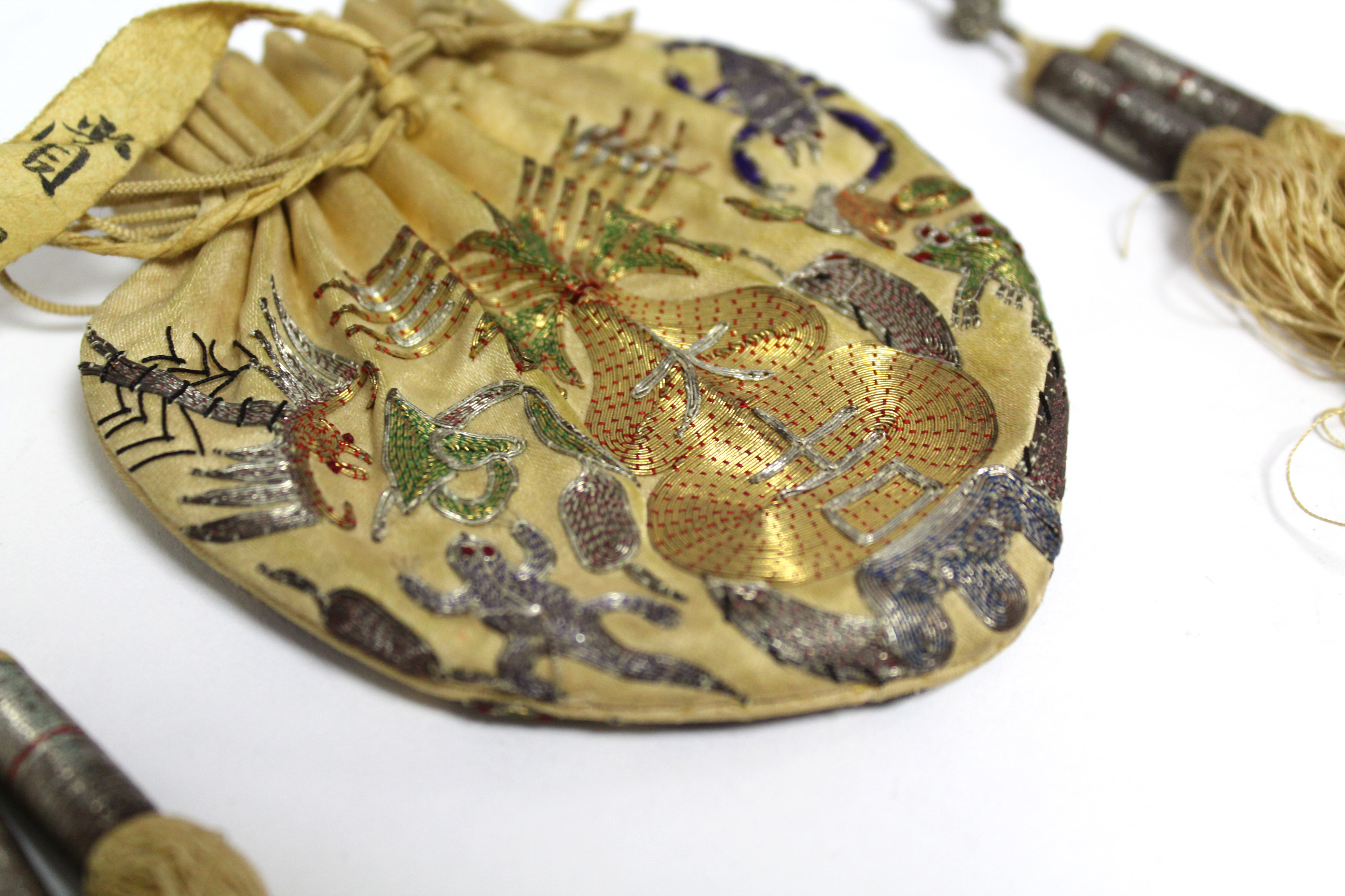 A late 19th/early 20th century Chinese silk purse decorated in gold, silver, & coloured thread - Image 4 of 6