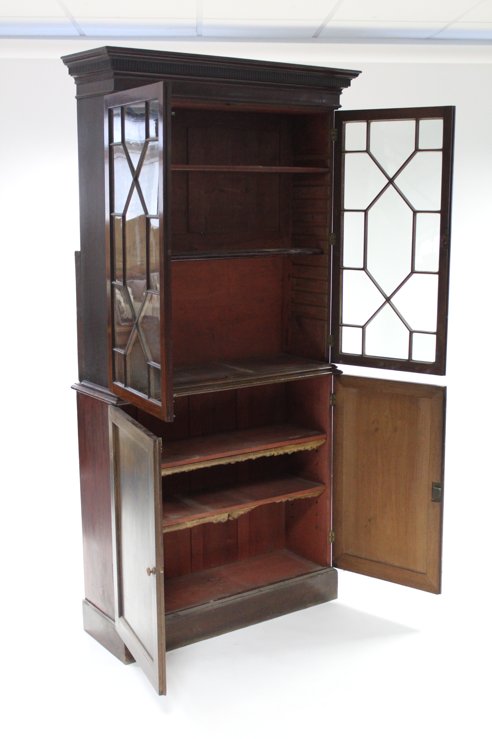 An early 19th century mahogany bookcase, with dentil cornice, fitted three adjustable shelves - Image 2 of 2