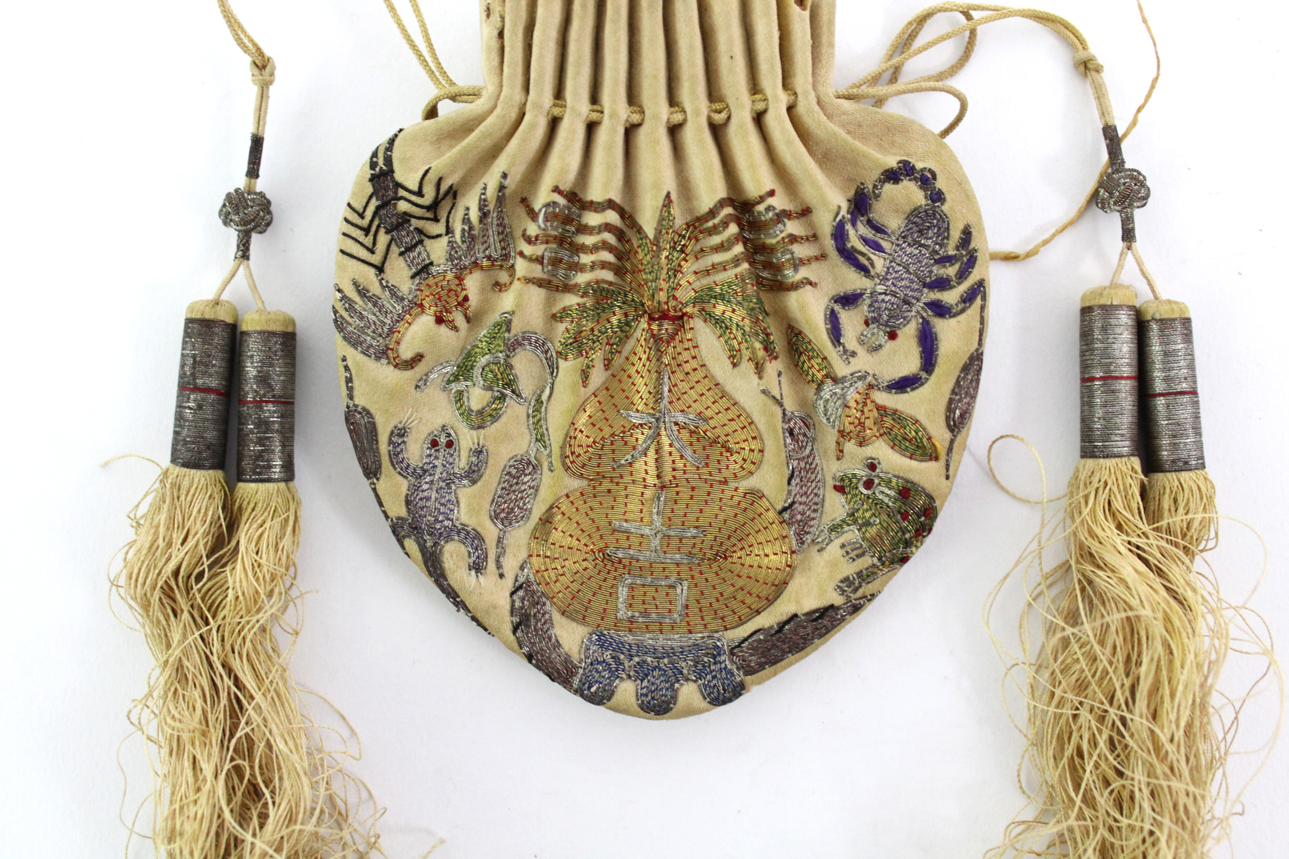 A late 19th/early 20th century Chinese silk purse decorated in gold, silver, & coloured thread - Image 2 of 6