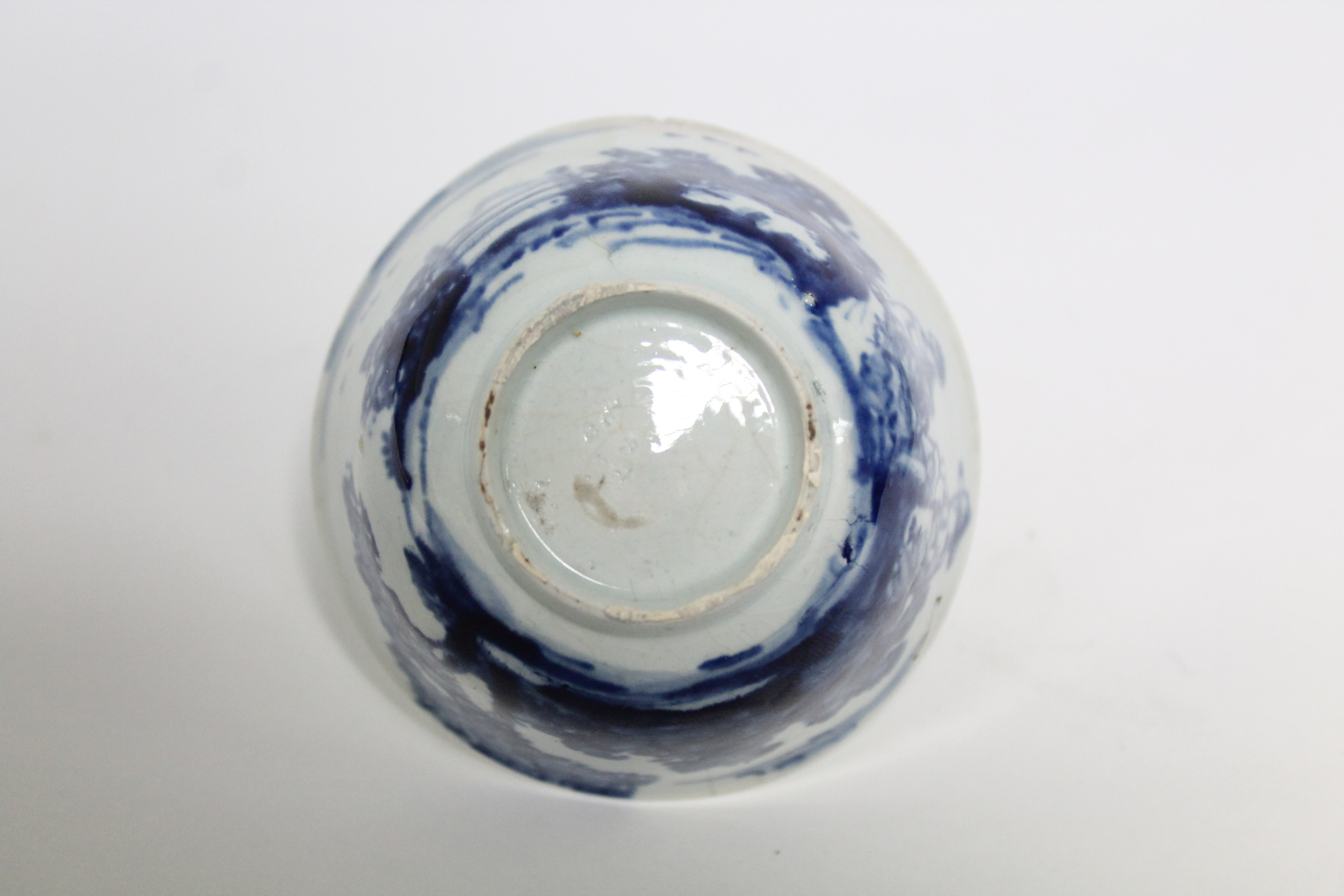 AN 18th CENTURY VAUXHALL PORCELAIN TEABOWL & SAUCER, painted in blue with European male & female - Image 15 of 15