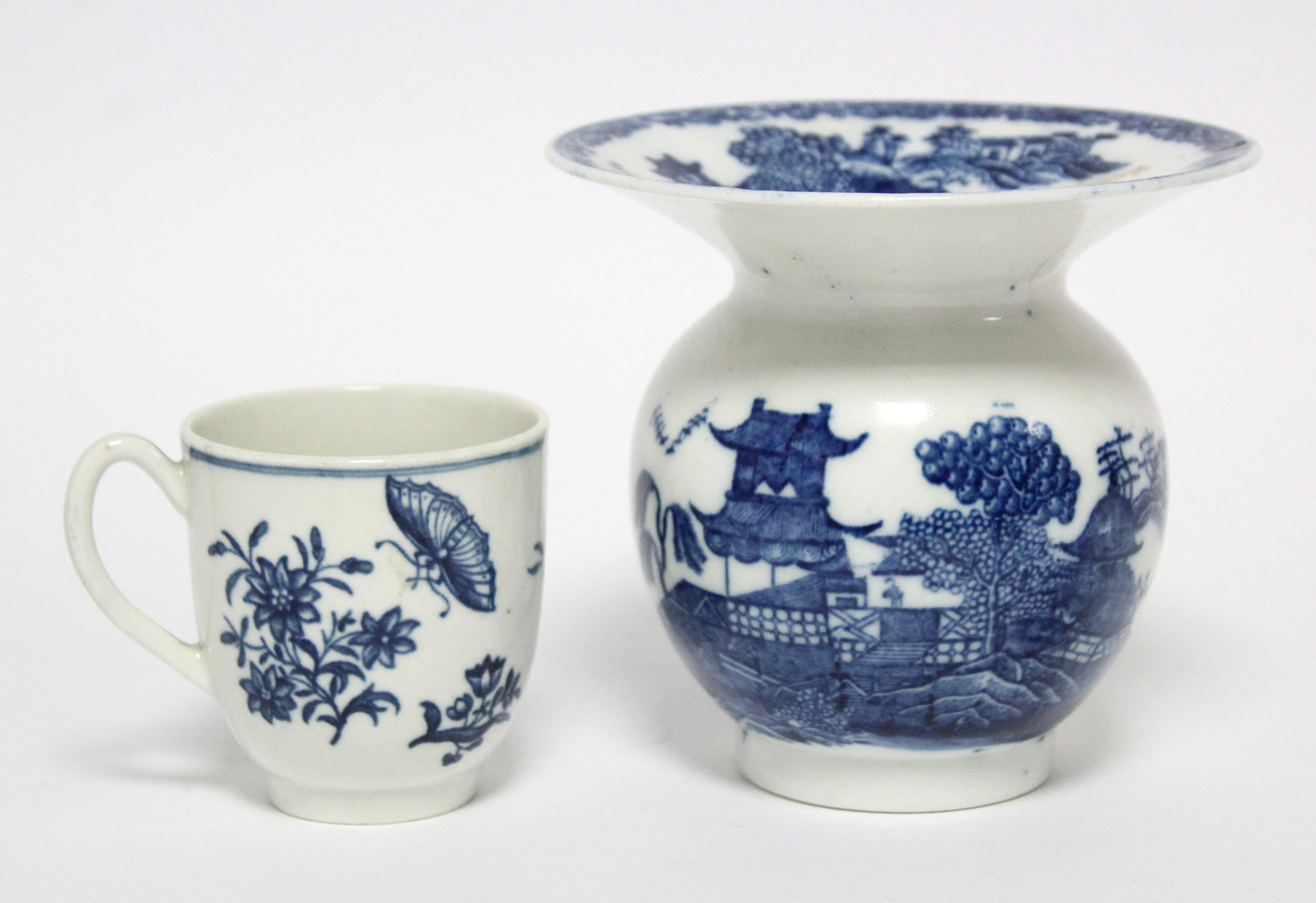 A Caughley porcelain spittoon with blue transfer Chinoiserie river landscape decoration, 4?” high (