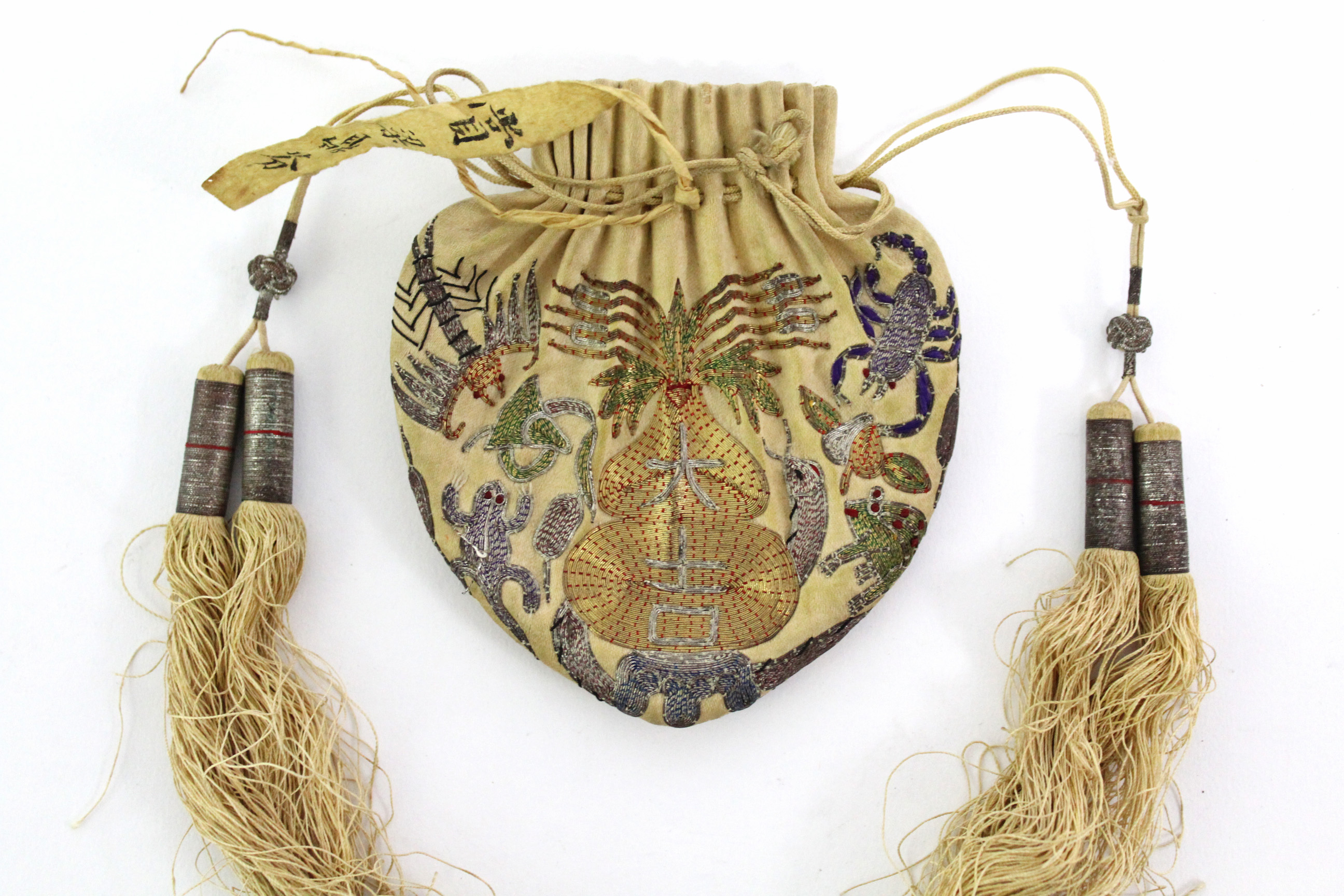 A late 19th/early 20th century Chinese silk purse decorated in gold, silver, & coloured thread - Image 3 of 6