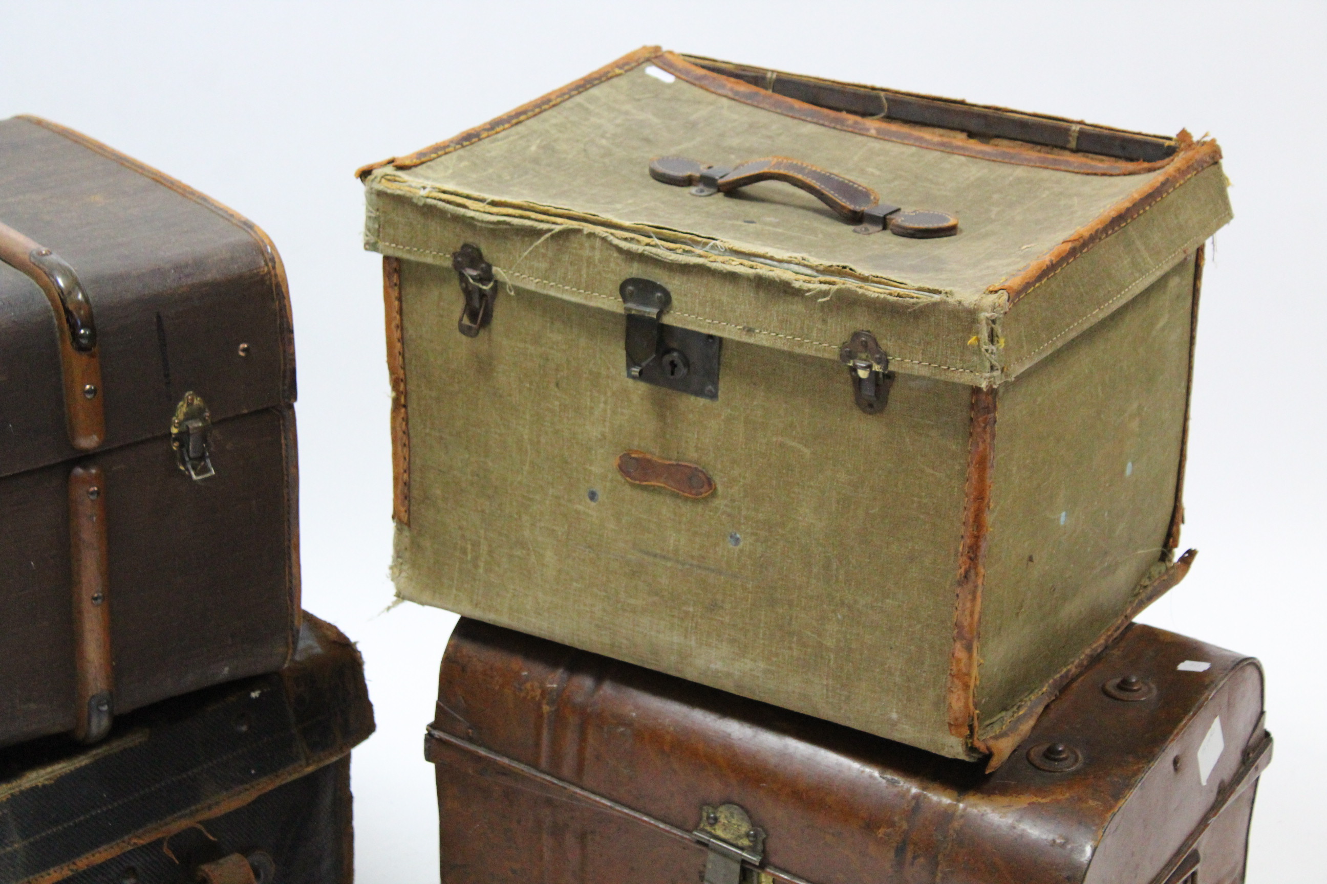 Seven various travelling trunks & suitcases. - Image 8 of 11