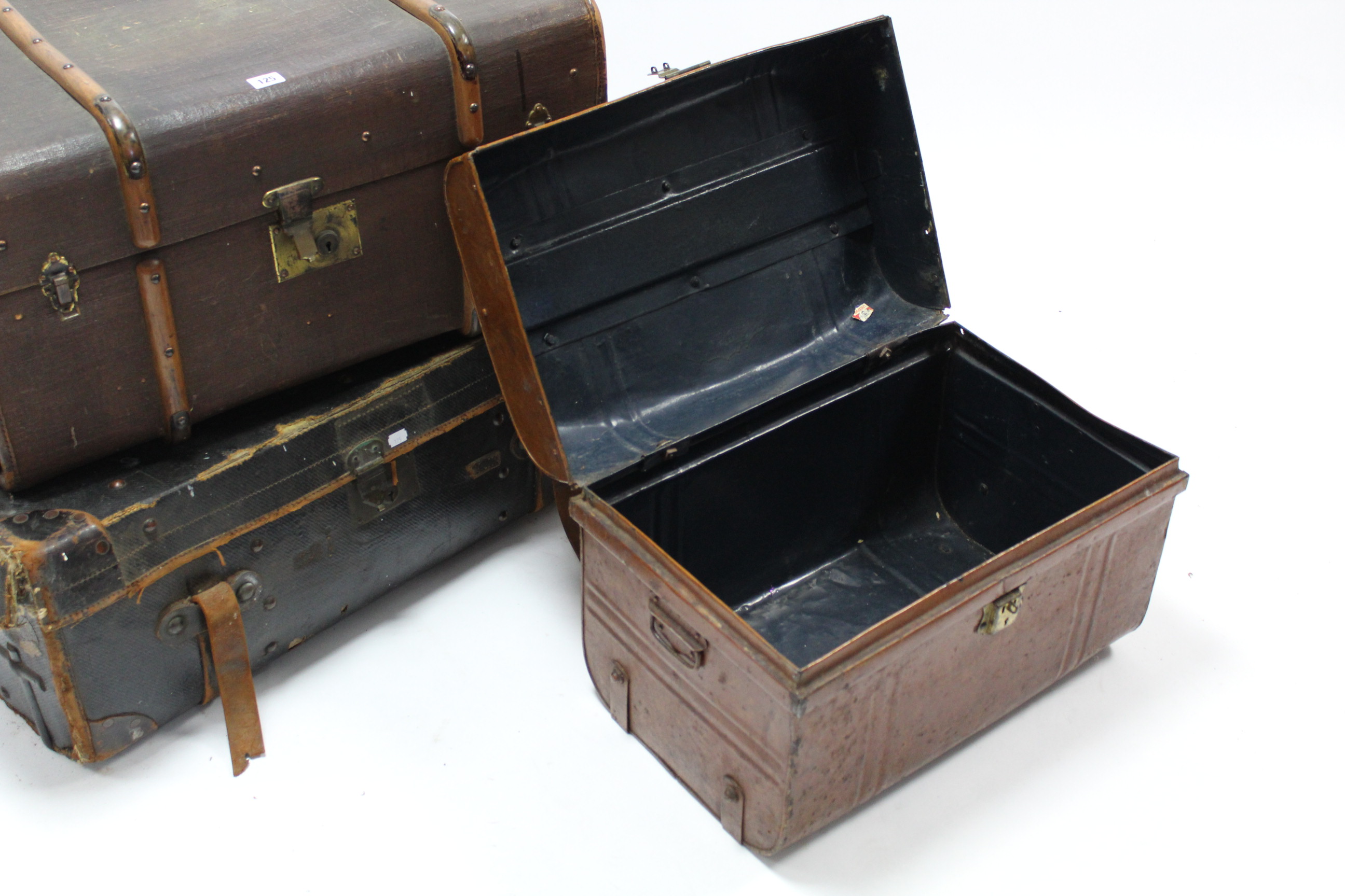 Seven various travelling trunks & suitcases. - Image 7 of 11