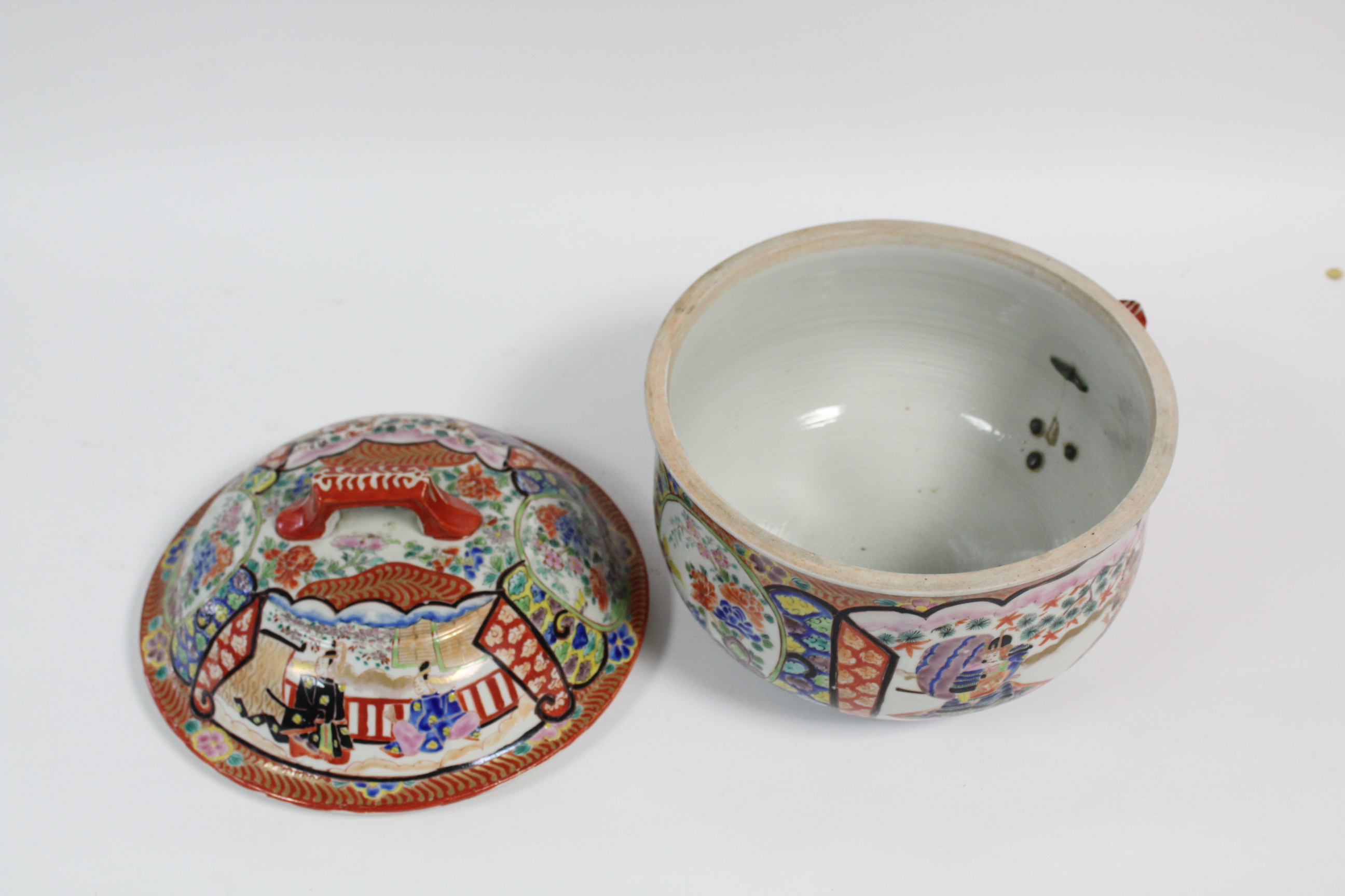 A 19th century Japanese Kutani chamber pot with domed cover & painted figure decoration, 8¾” - Image 4 of 5