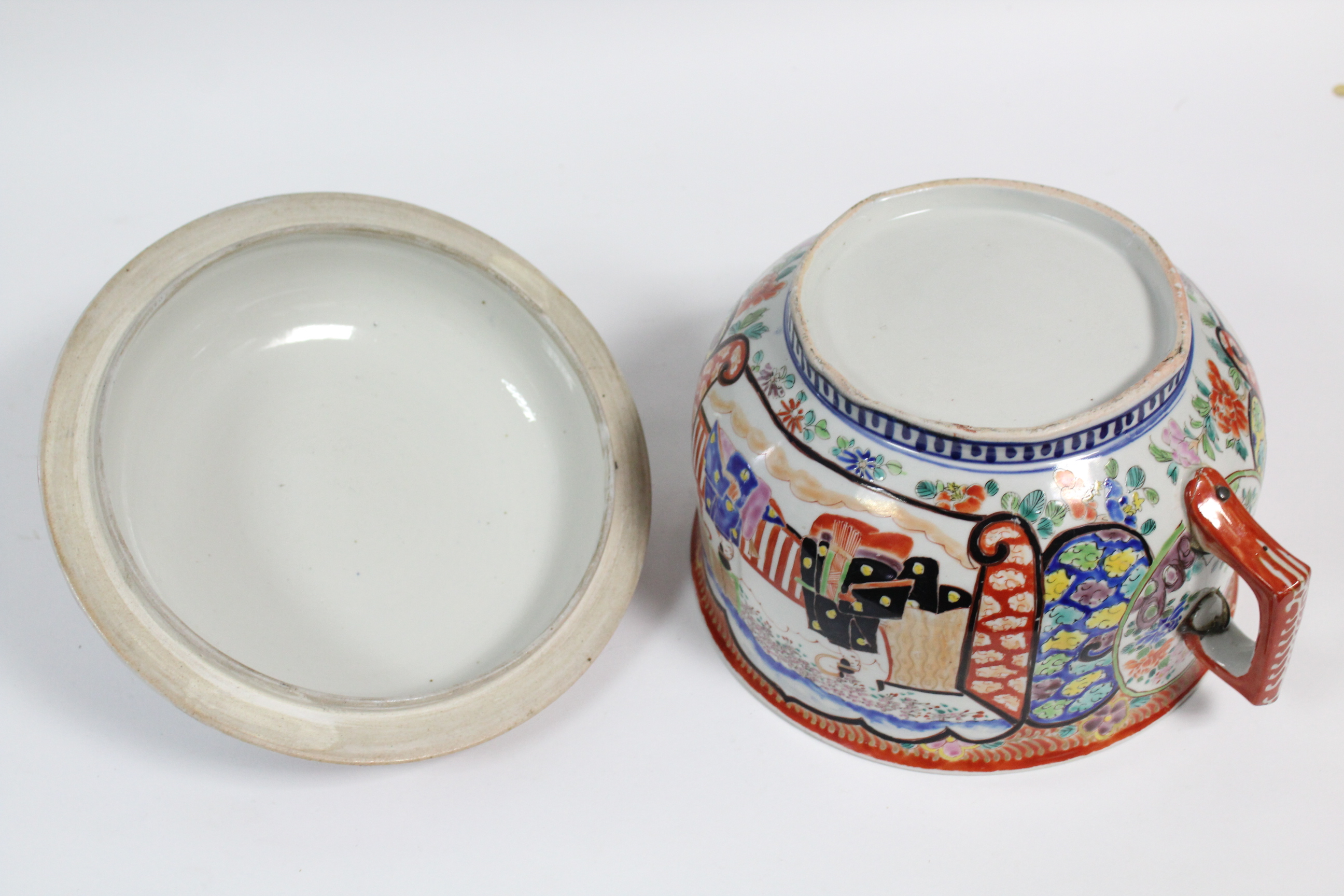 A 19th century Japanese Kutani chamber pot with domed cover & painted figure decoration, 8¾” - Image 5 of 5