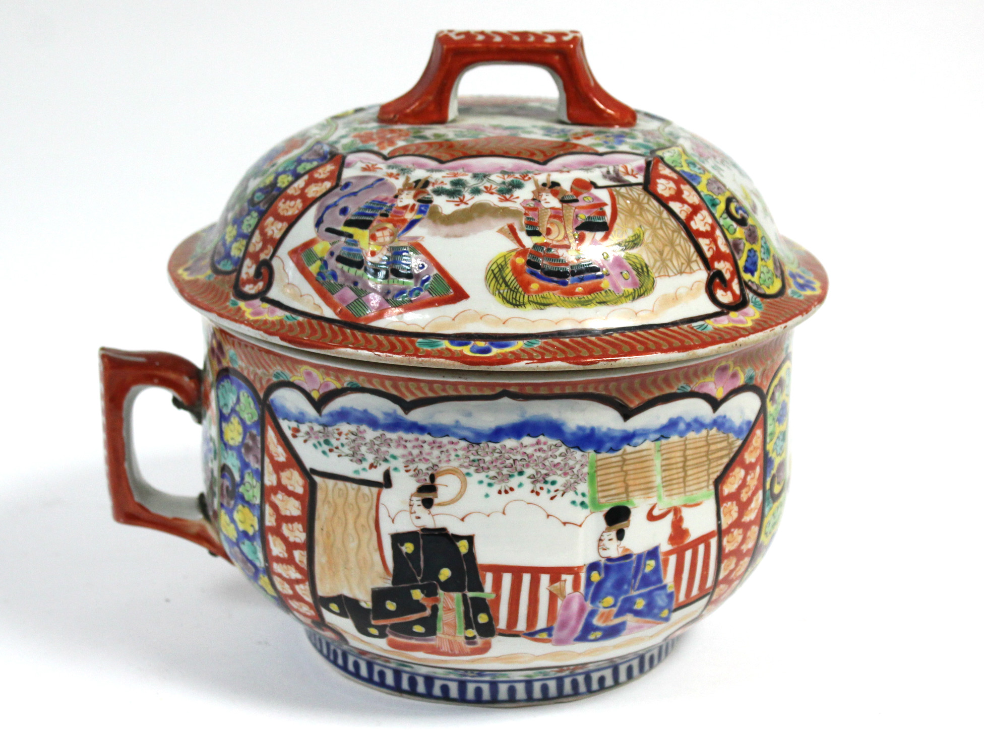 A 19th century Japanese Kutani chamber pot with domed cover & painted figure decoration, 8¾”