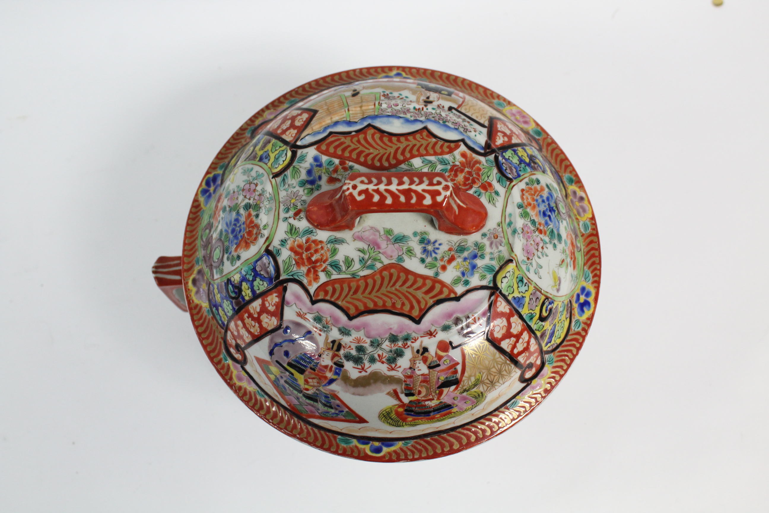 A 19th century Japanese Kutani chamber pot with domed cover & painted figure decoration, 8¾” - Image 2 of 5