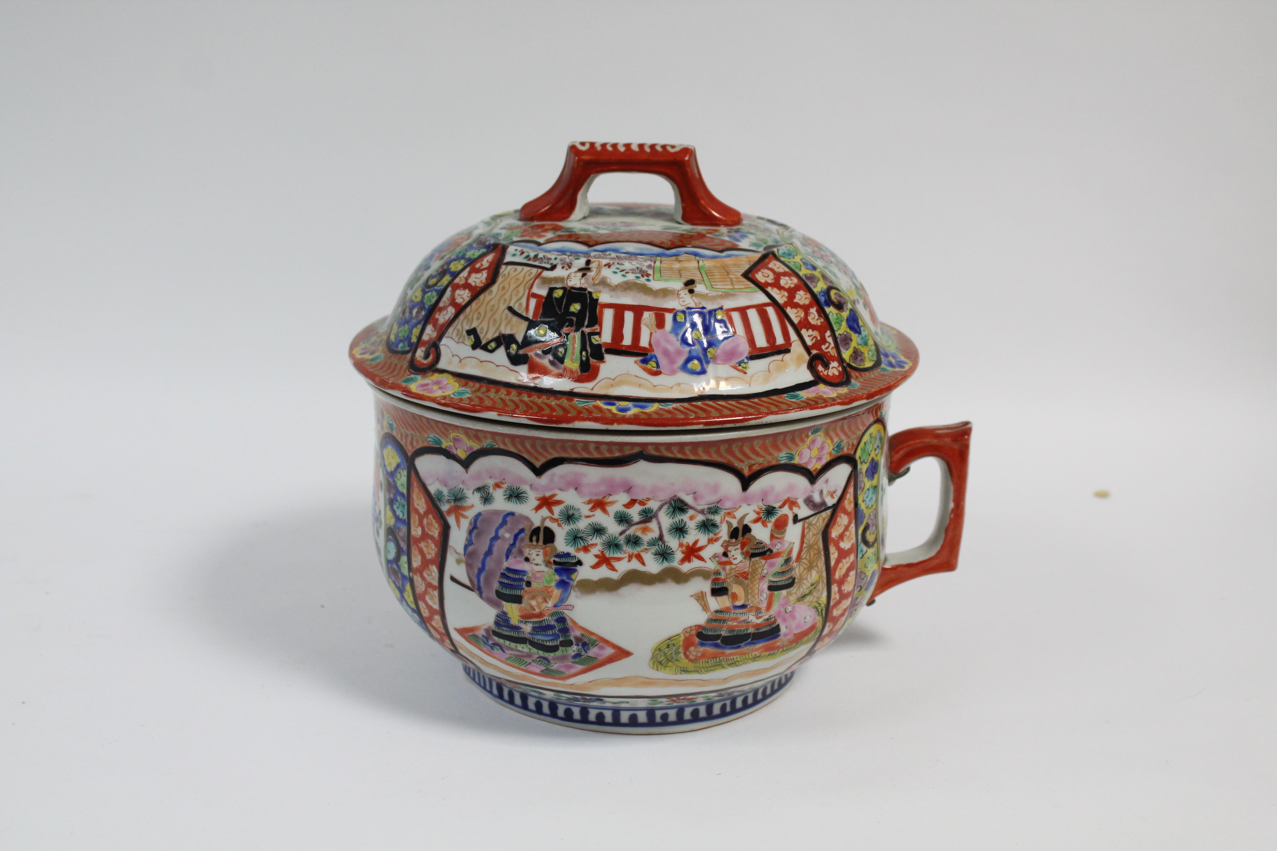 A 19th century Japanese Kutani chamber pot with domed cover & painted figure decoration, 8¾” - Image 3 of 5