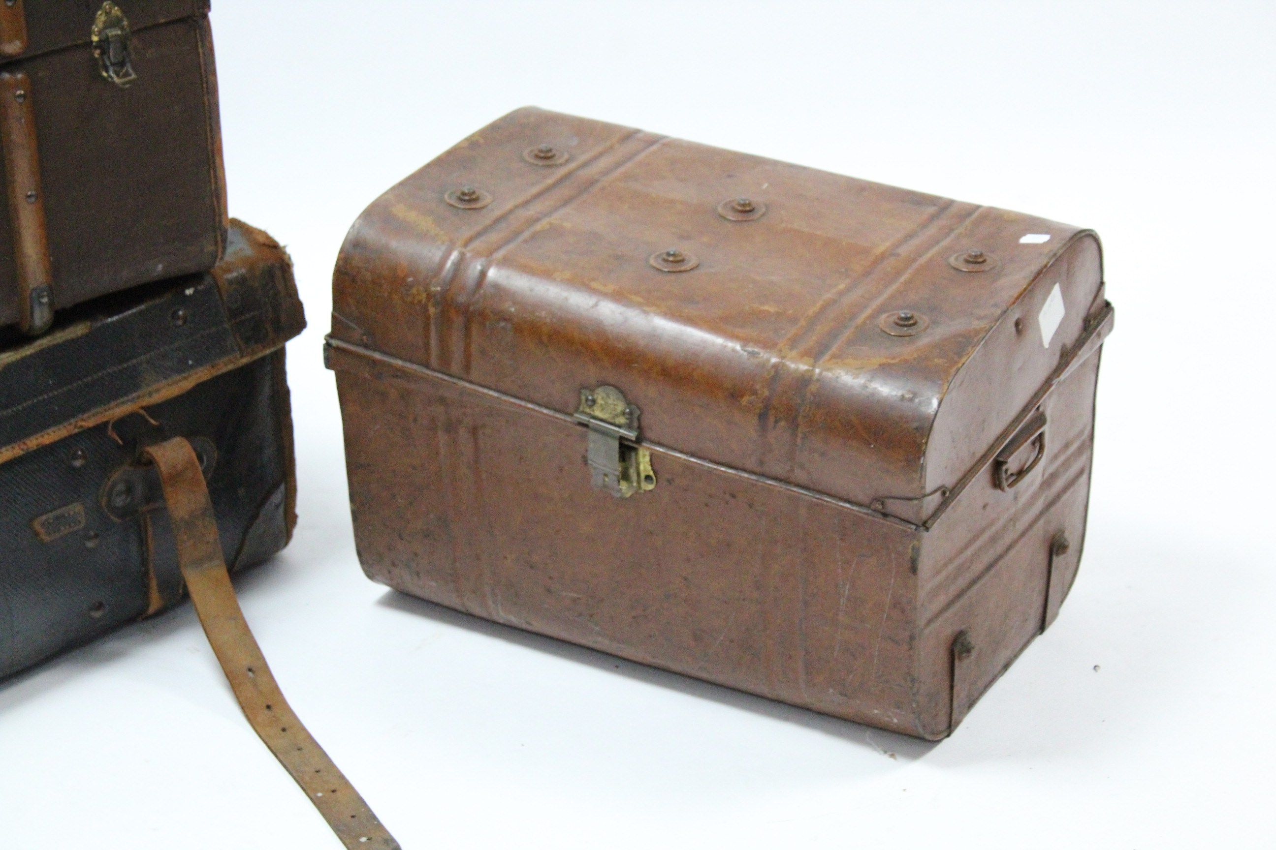 Seven various travelling trunks & suitcases. - Image 6 of 11