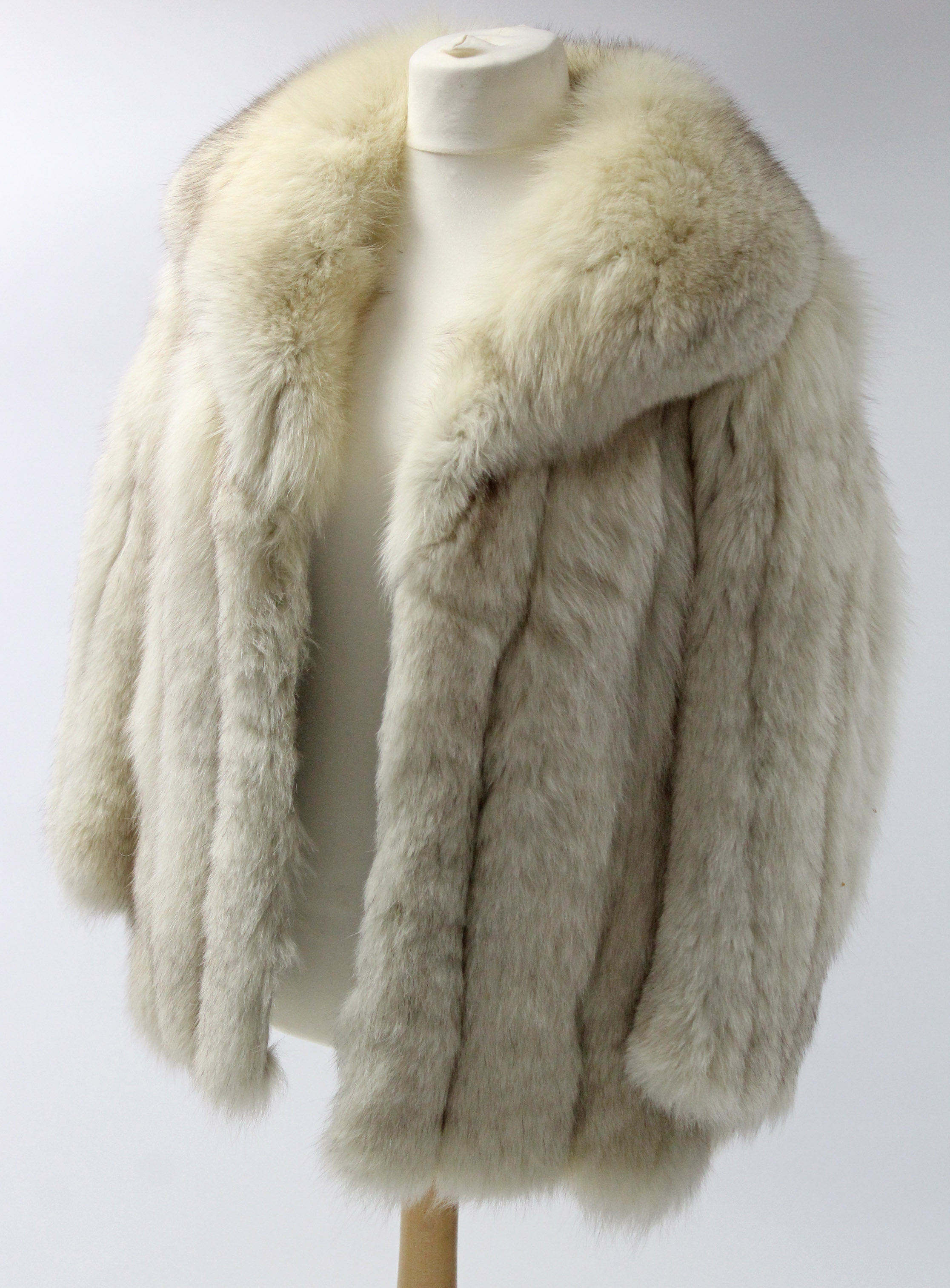 Two vintage ladies’ fur coats; & seven various ladies’ hats. - Image 5 of 8