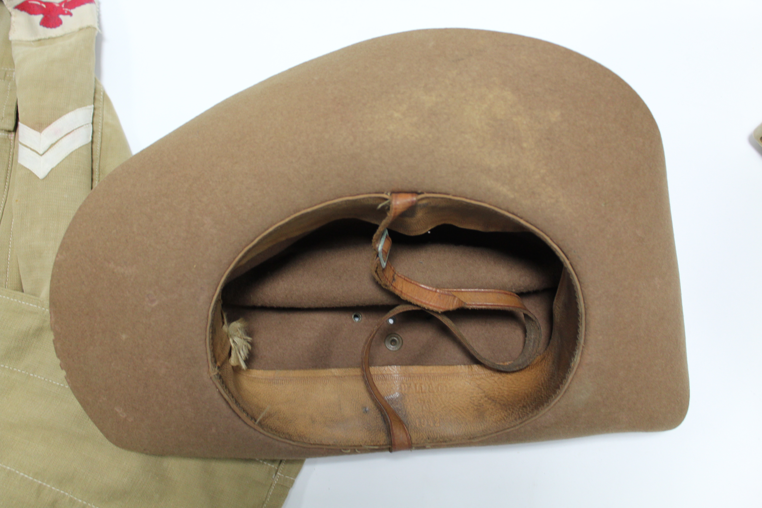 A WWII British soldier’s hat; a Kukri; two carpenters planes; a Cossor valve radio; two pairs of - Image 4 of 5