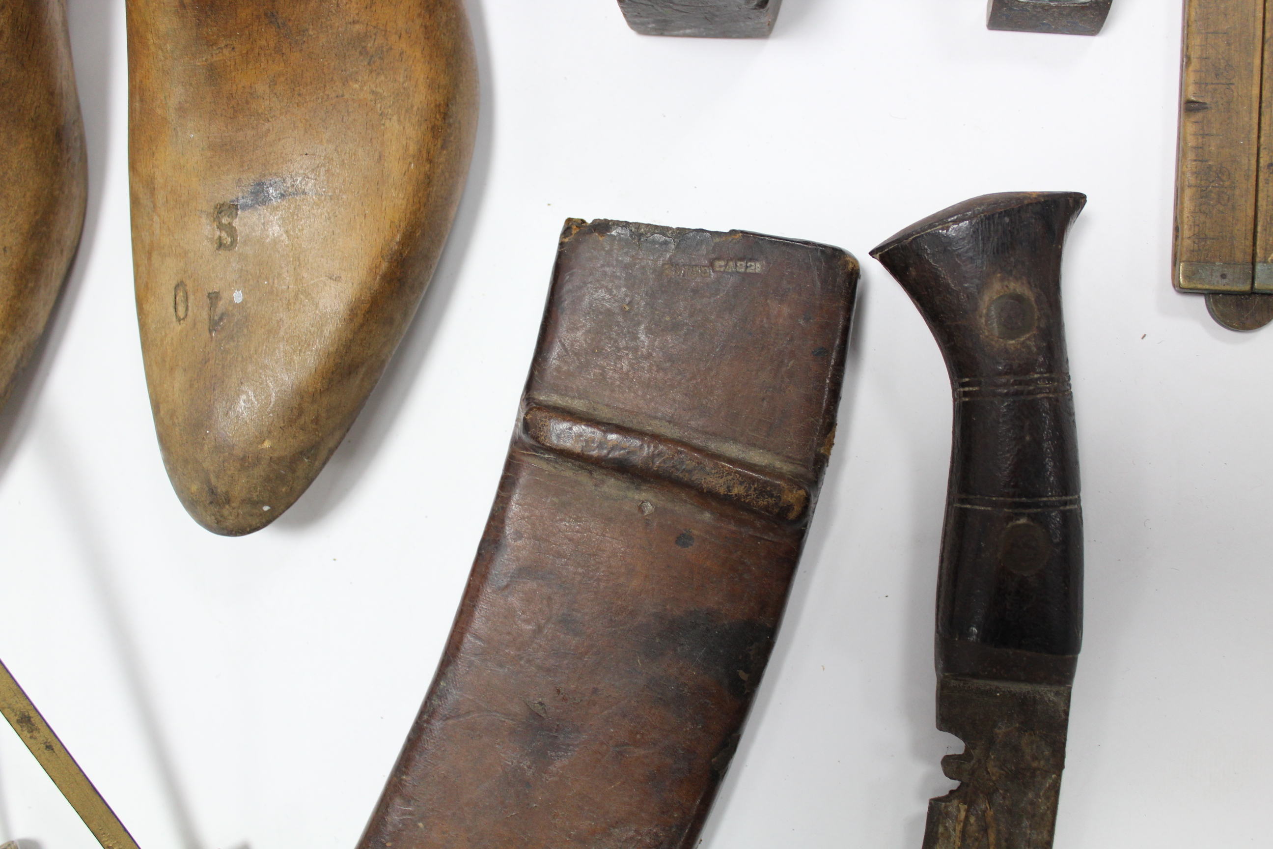 A WWII British soldier’s hat; a Kukri; two carpenters planes; a Cossor valve radio; two pairs of - Image 5 of 5