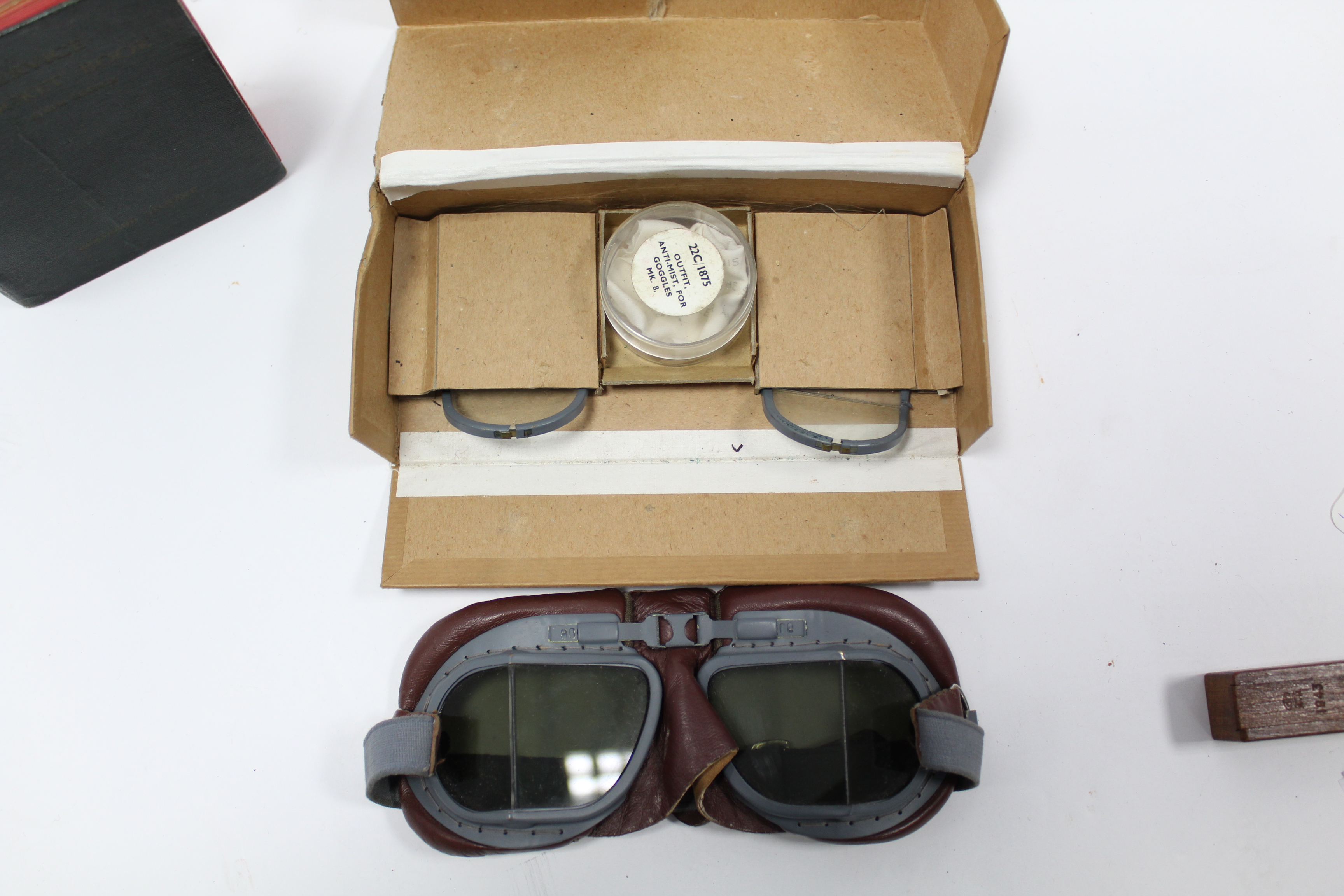 A pair of WWII aircraft pilot's goggles (MK VIII), boxed; together with a WWII drawing compass in - Image 4 of 5