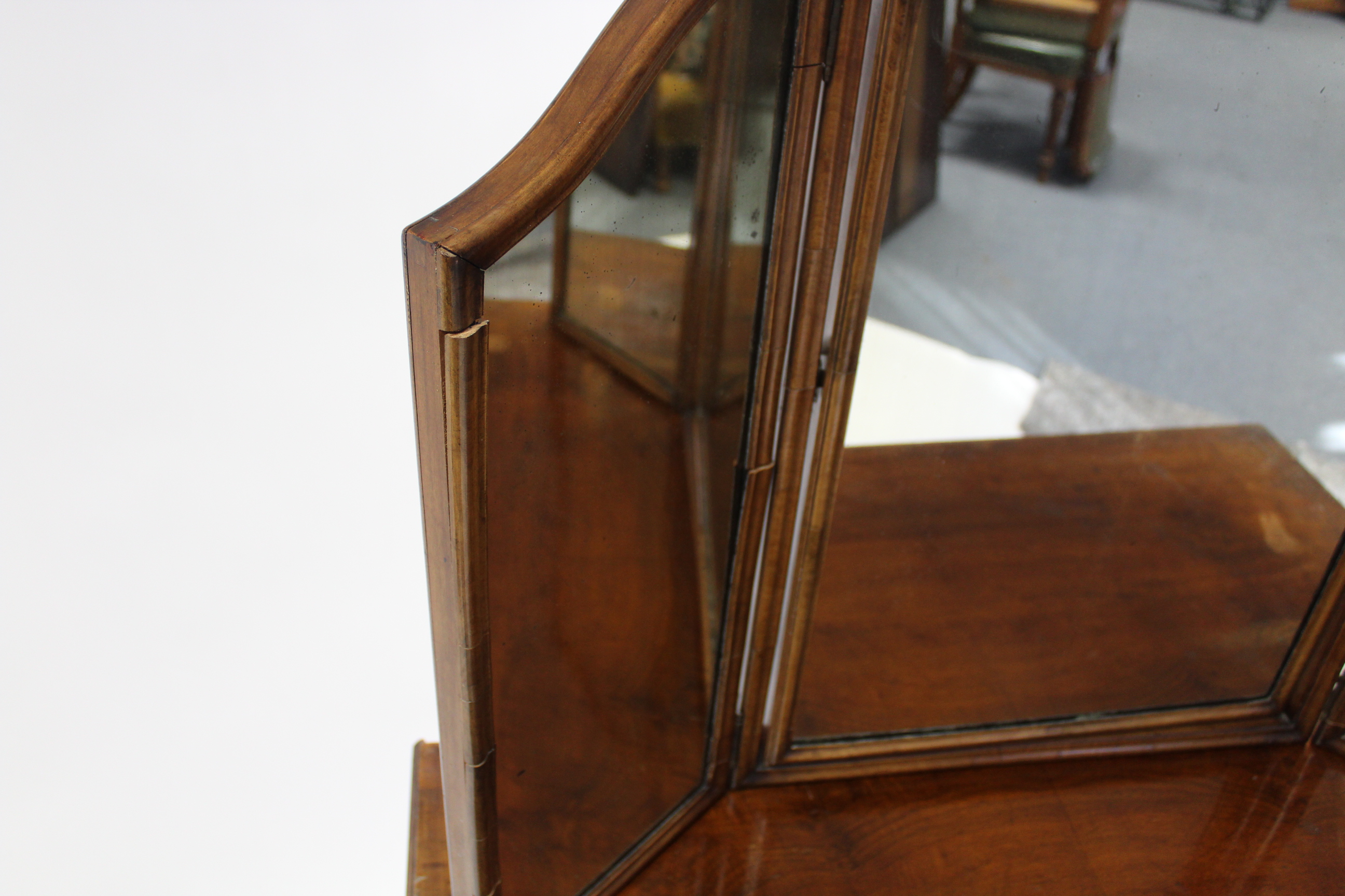 An 18th century-style walnut dressing table with triple-panel mirror back, fitted three frieze - Image 5 of 5