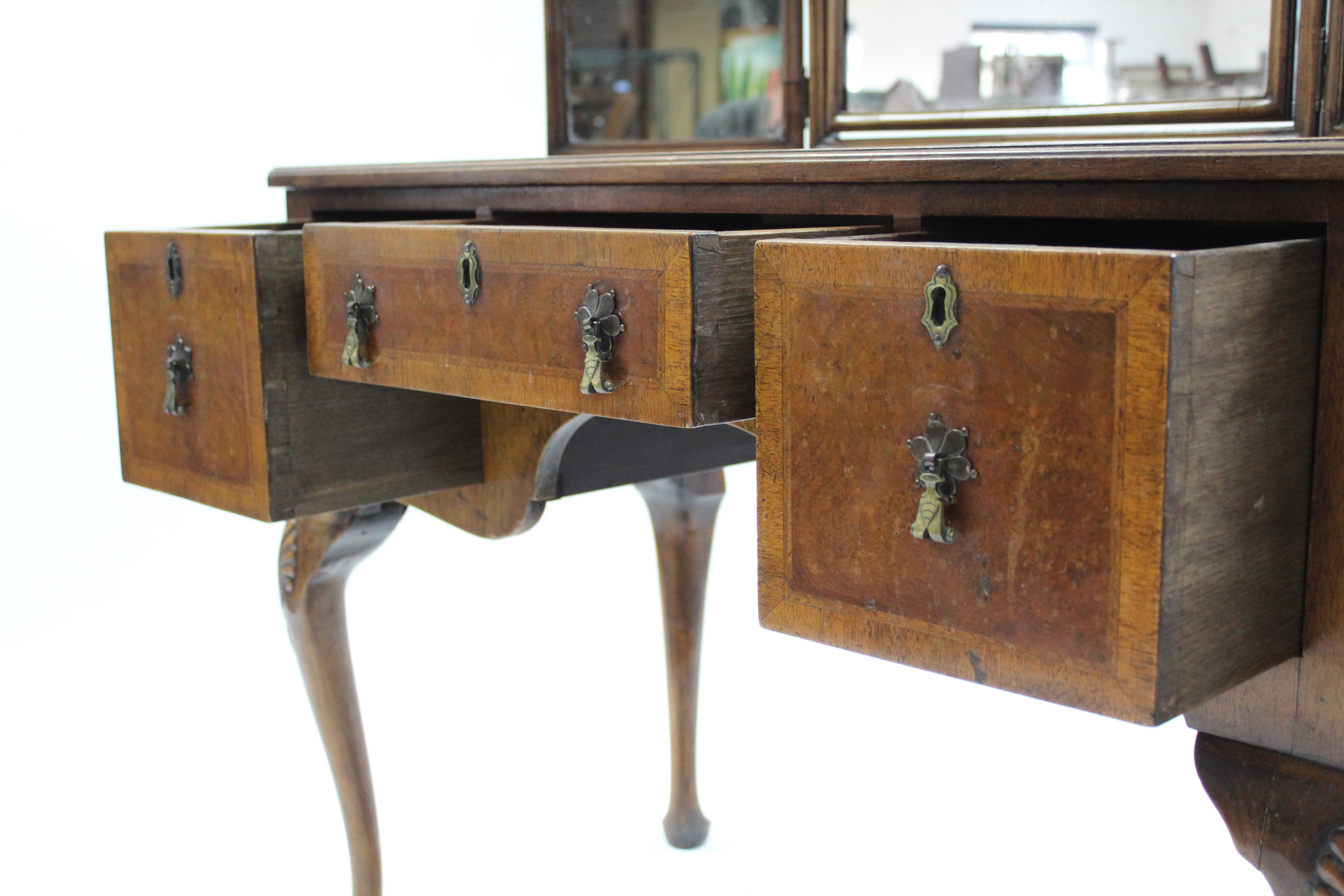 An 18th century-style walnut dressing table with triple-panel mirror back, fitted three frieze - Image 3 of 5