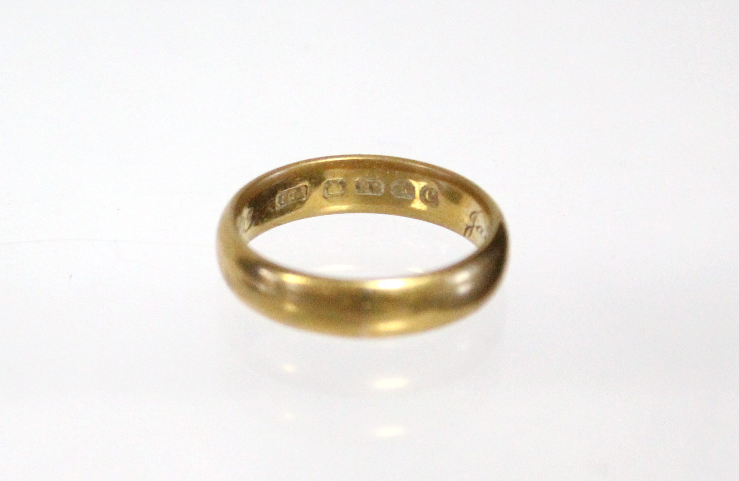 An Edwardian 22ct. gold wedding band; Birmingham hallmarks for 1902. (7.4gm). - Image 3 of 4