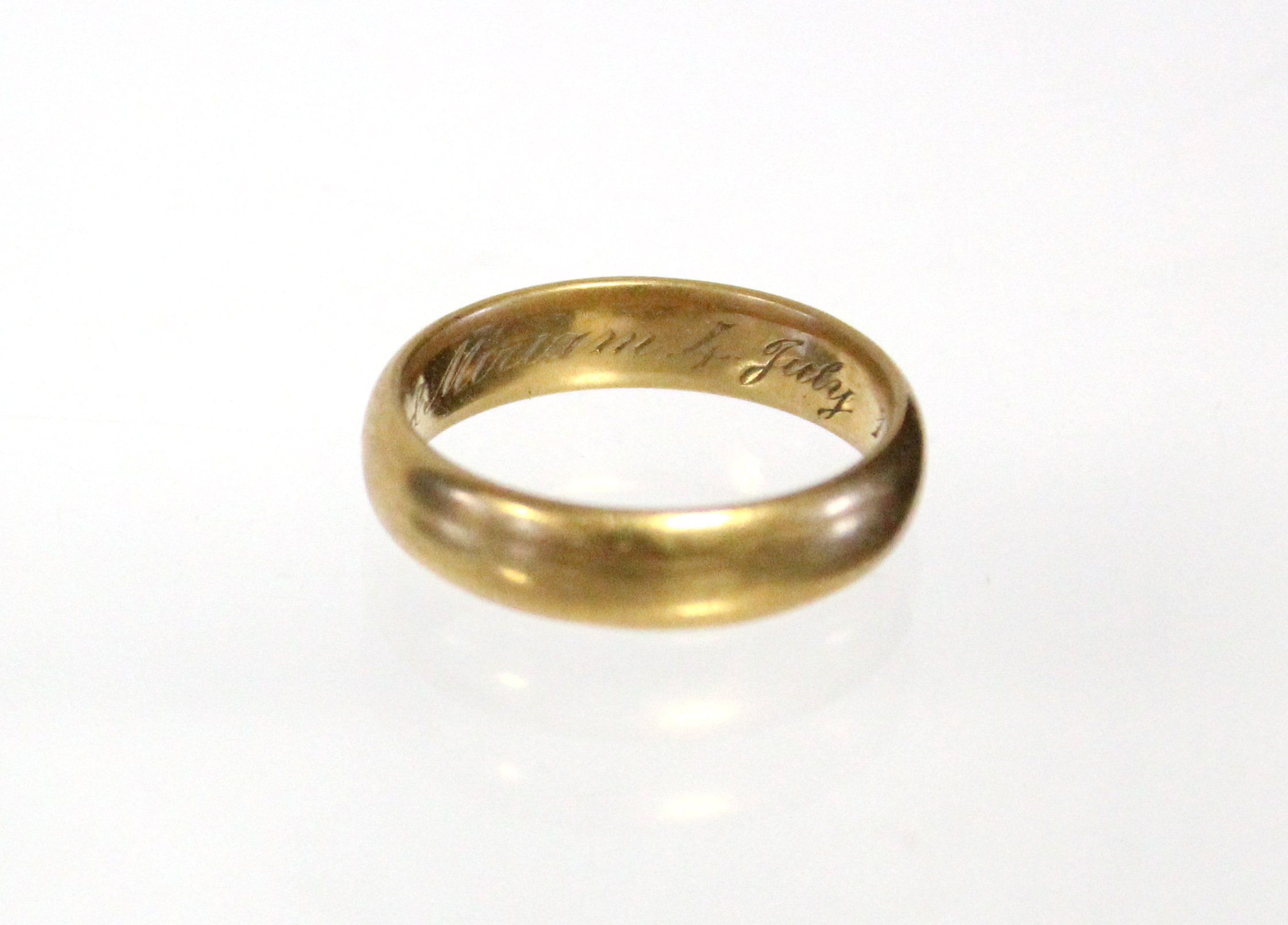 An Edwardian 22ct. gold wedding band; Birmingham hallmarks for 1902. (7.4gm).