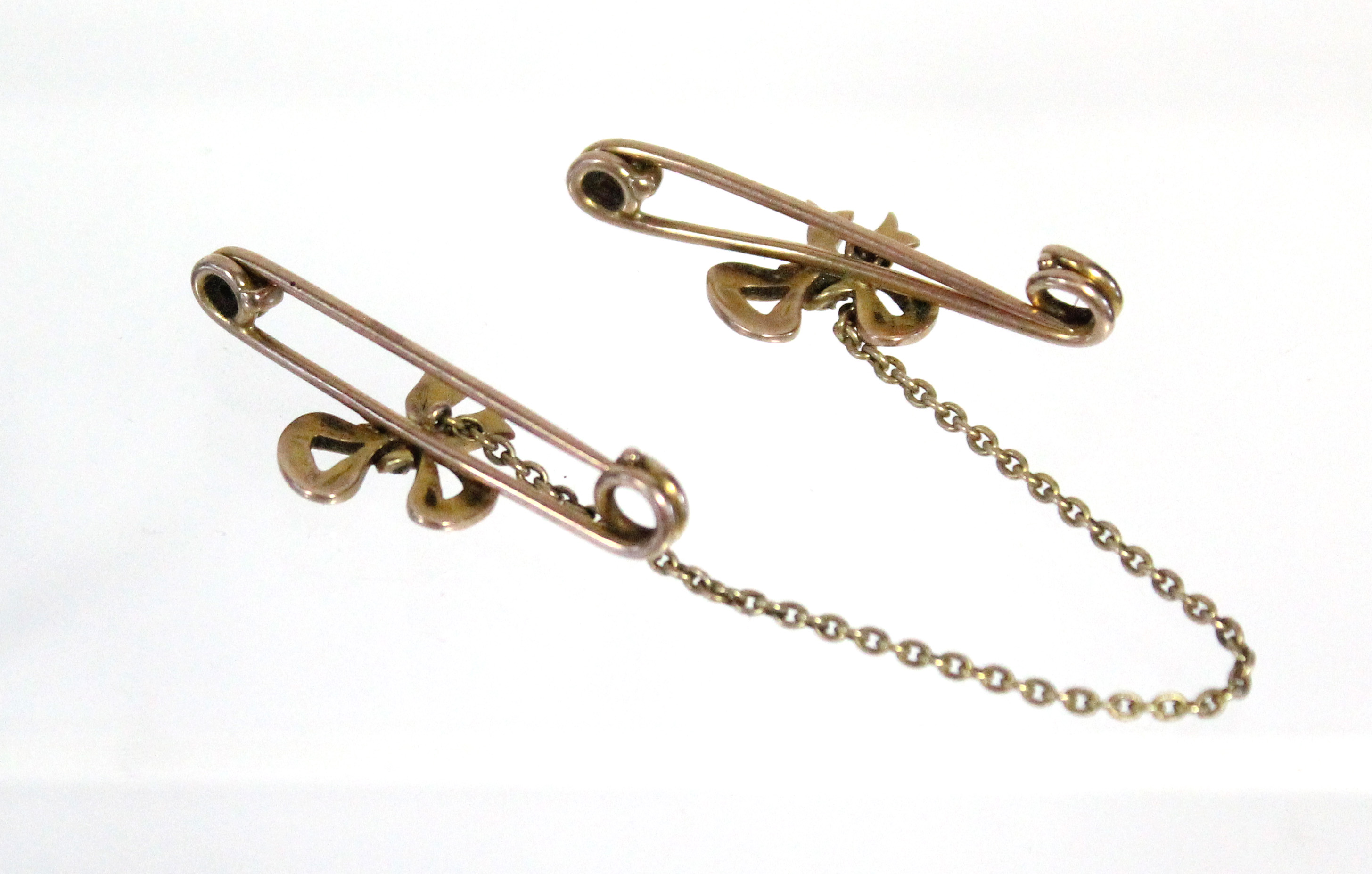 A pair of un-marked yellow metal ribbon-bow brooches connected by a 3½” length of fine-link chain; - Image 2 of 2