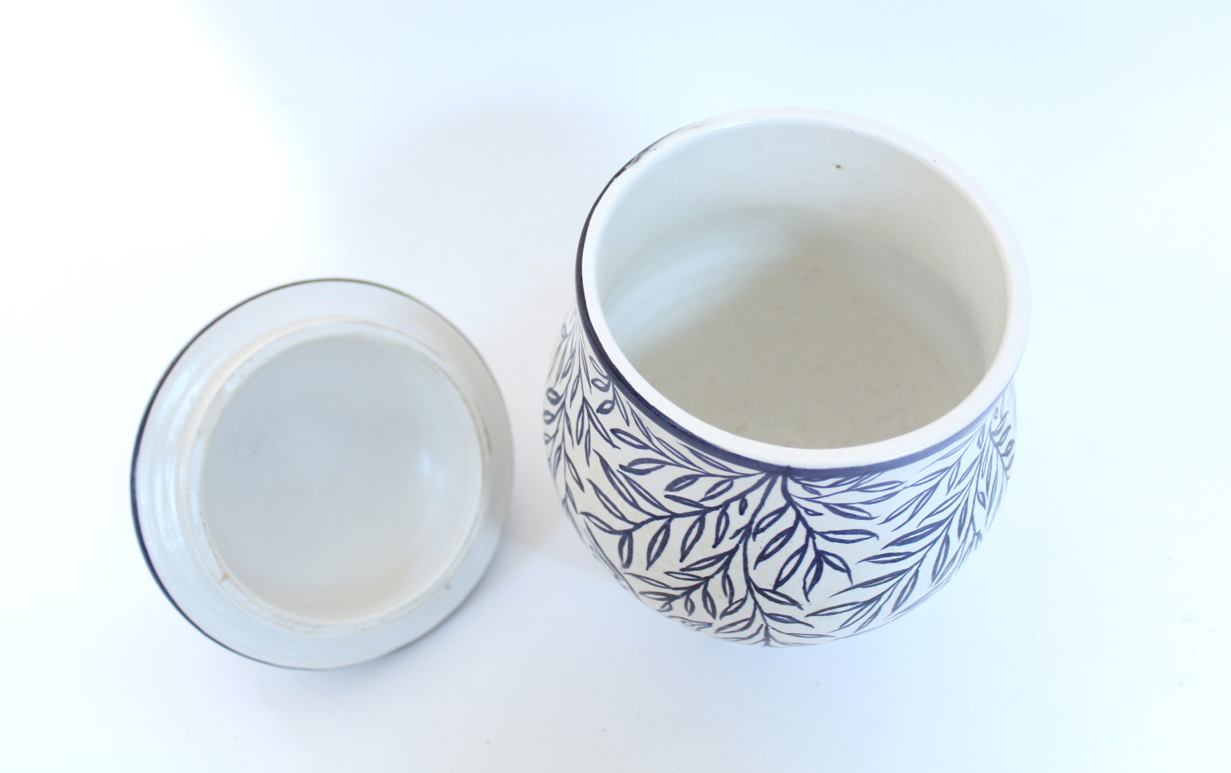 A Van der Straeten pottery blue & white baluster jar & cover, decorated with birds amongst - Image 3 of 4