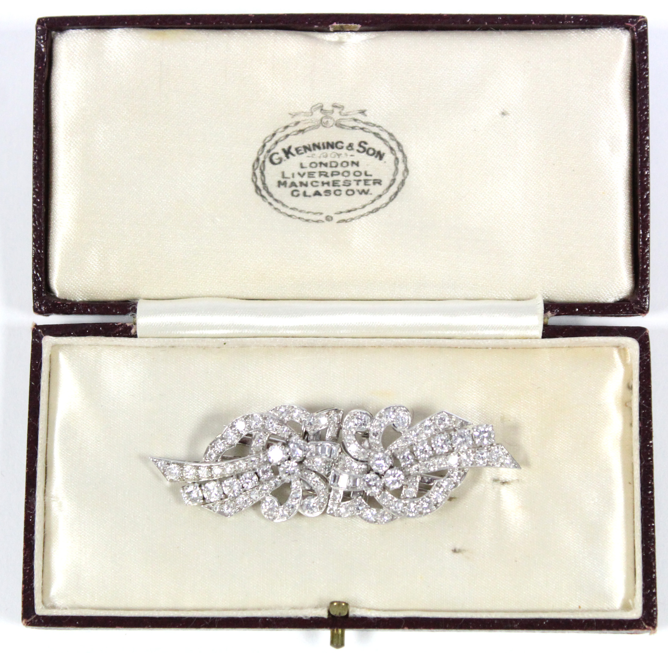A PLATINUM & DIAMOND DOUBLE-CLIP BROOCH of scroll design, set approximately 102 round & baguette-cut - Image 4 of 4